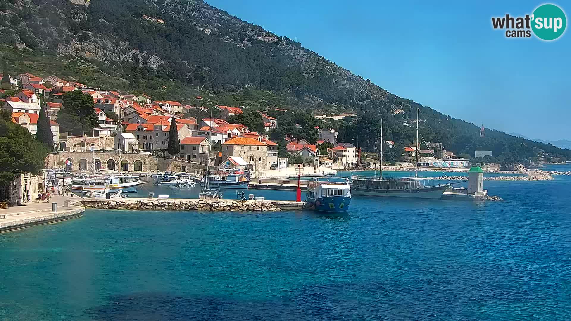 Web kamera Bol – Centar mjesta i marina | Pogled uživo