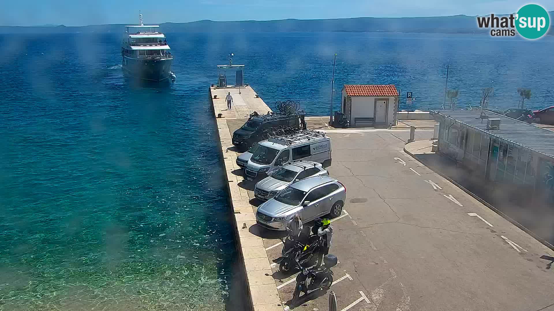 Web kamera Bol – Centar mjesta i marina | Pogled uživo