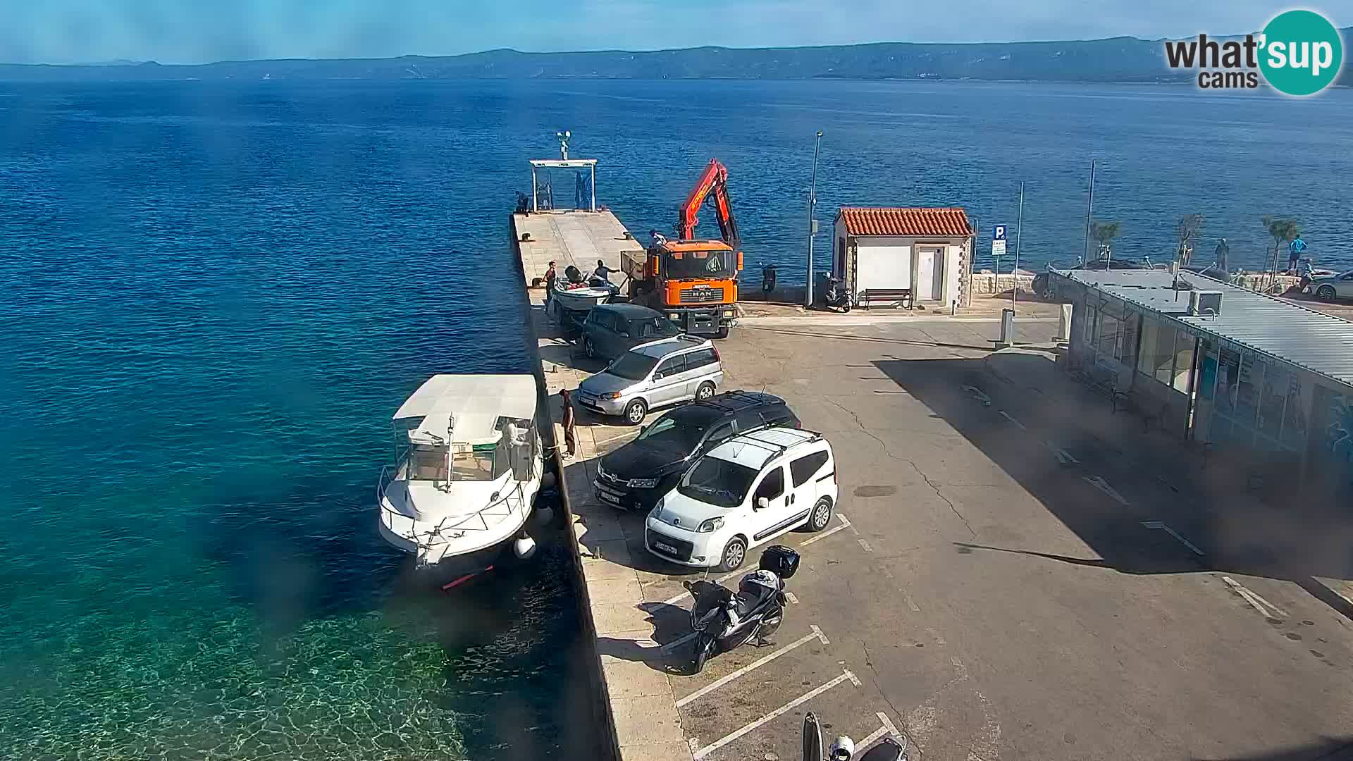 Web kamera Bol – Centar mjesta i marina | Pogled uživo