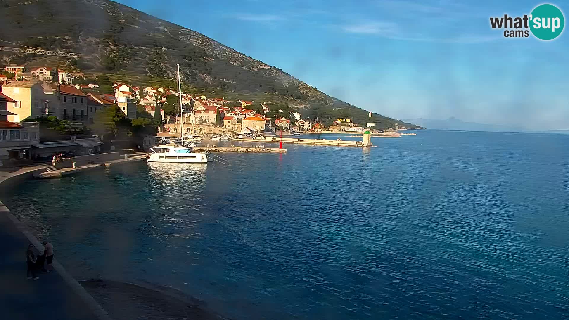Web kamera Bol – Centar mjesta i marina | Pogled uživo
