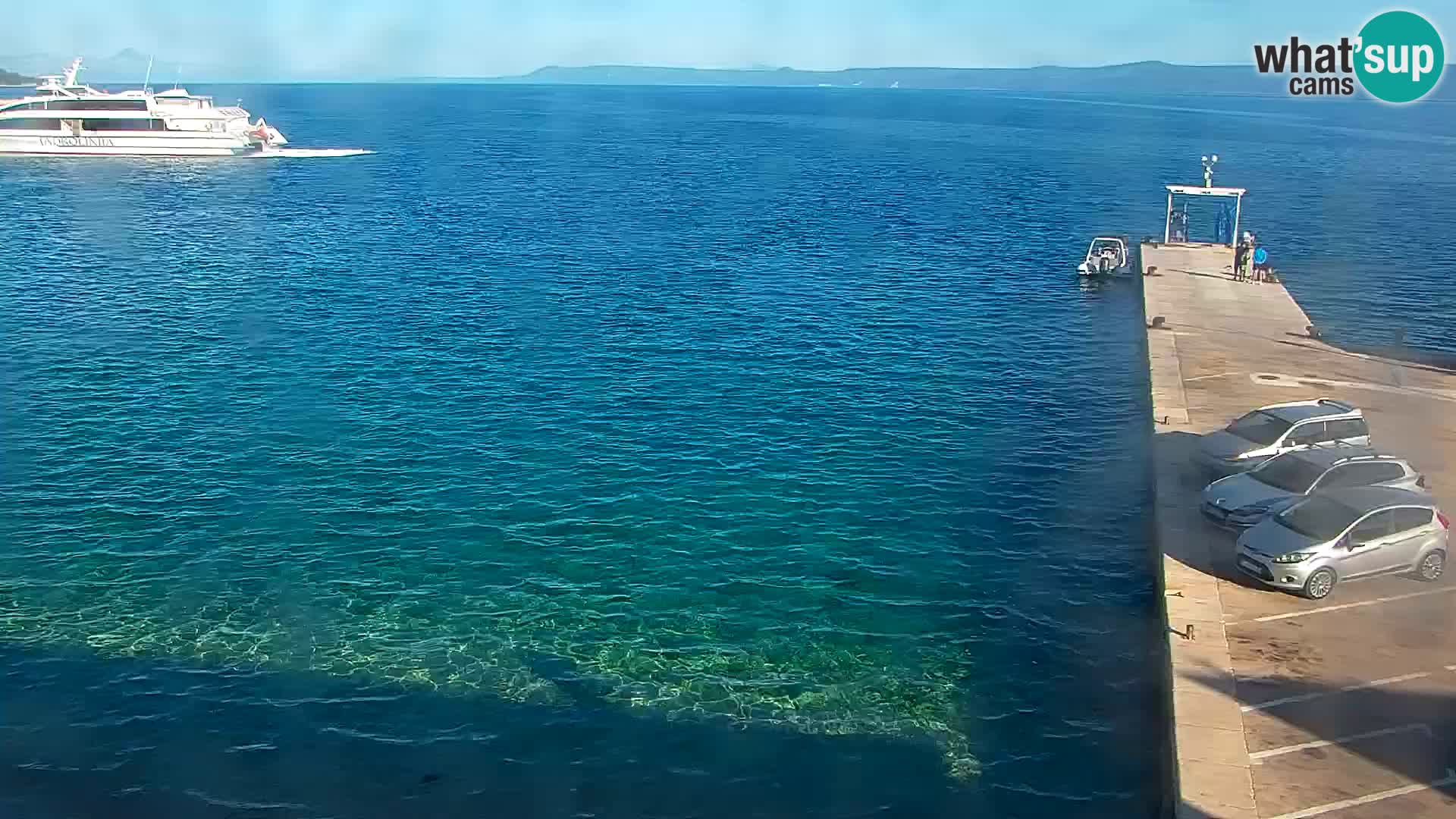 Spletna kamera Bol – Center mesta in marina v živo