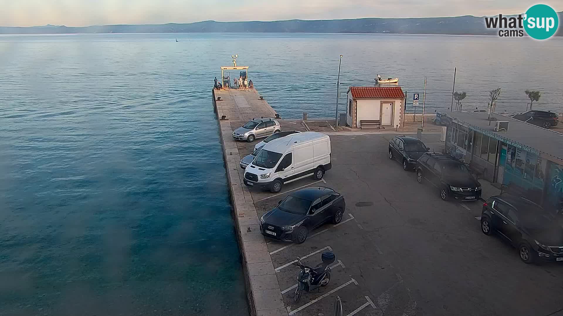 Web kamera Bol – Centar mjesta i marina | Pogled uživo