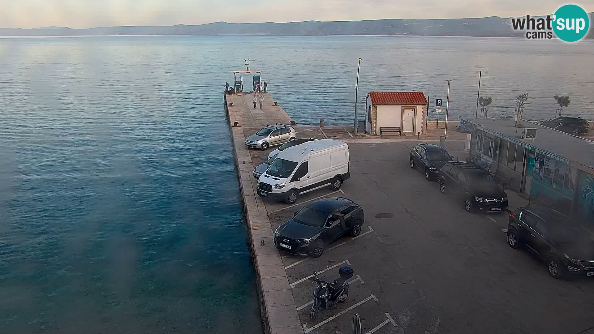 Spletna kamera Bol – Center mesta in marina v živo