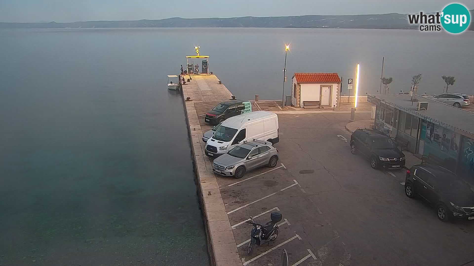 Spletna kamera Bol – Center mesta in marina v živo
