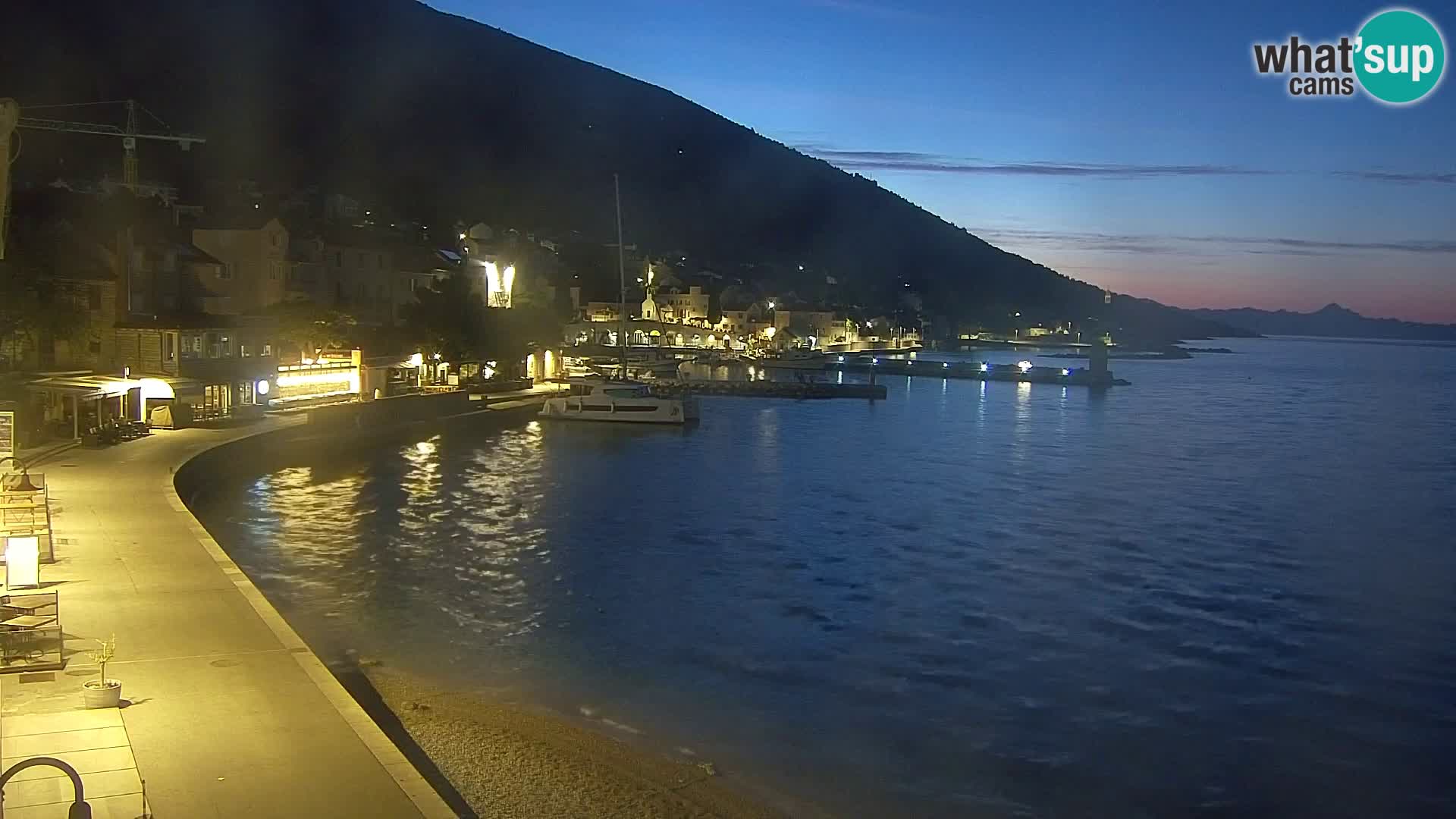 Spletna kamera Bol – Center mesta in marina v živo