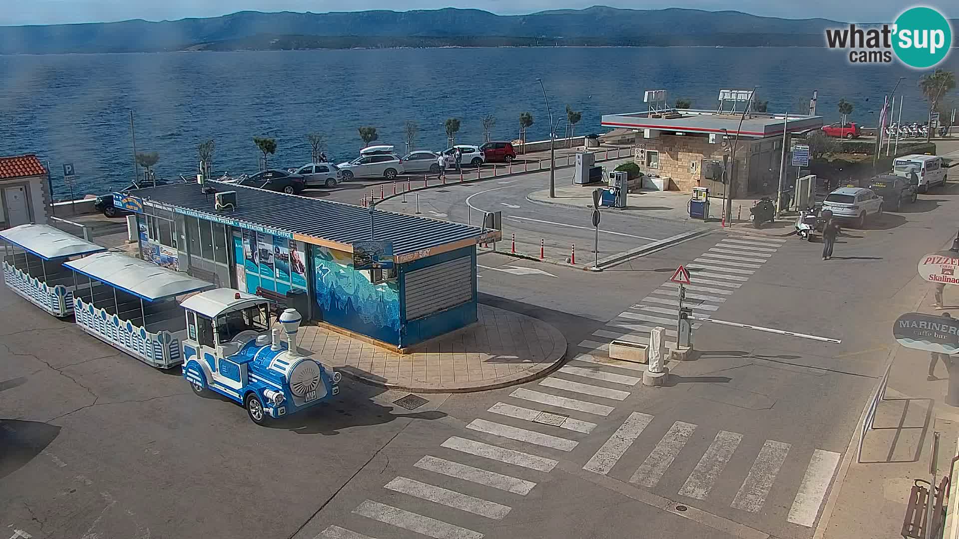 Spletna kamera Bol – Center mesta in marina v živo