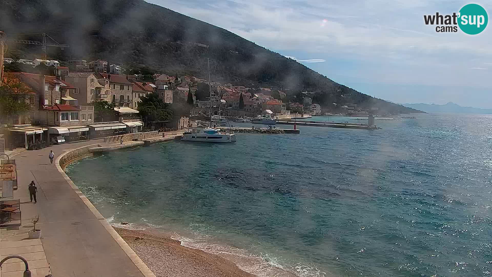 Spletna kamera Bol – Center mesta in marina v živo