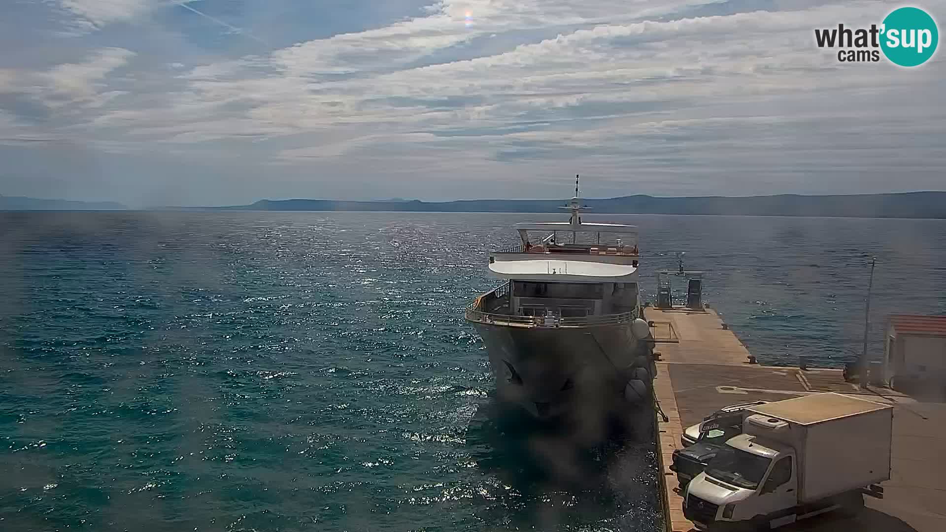 Spletna kamera Bol – Center mesta in marina v živo