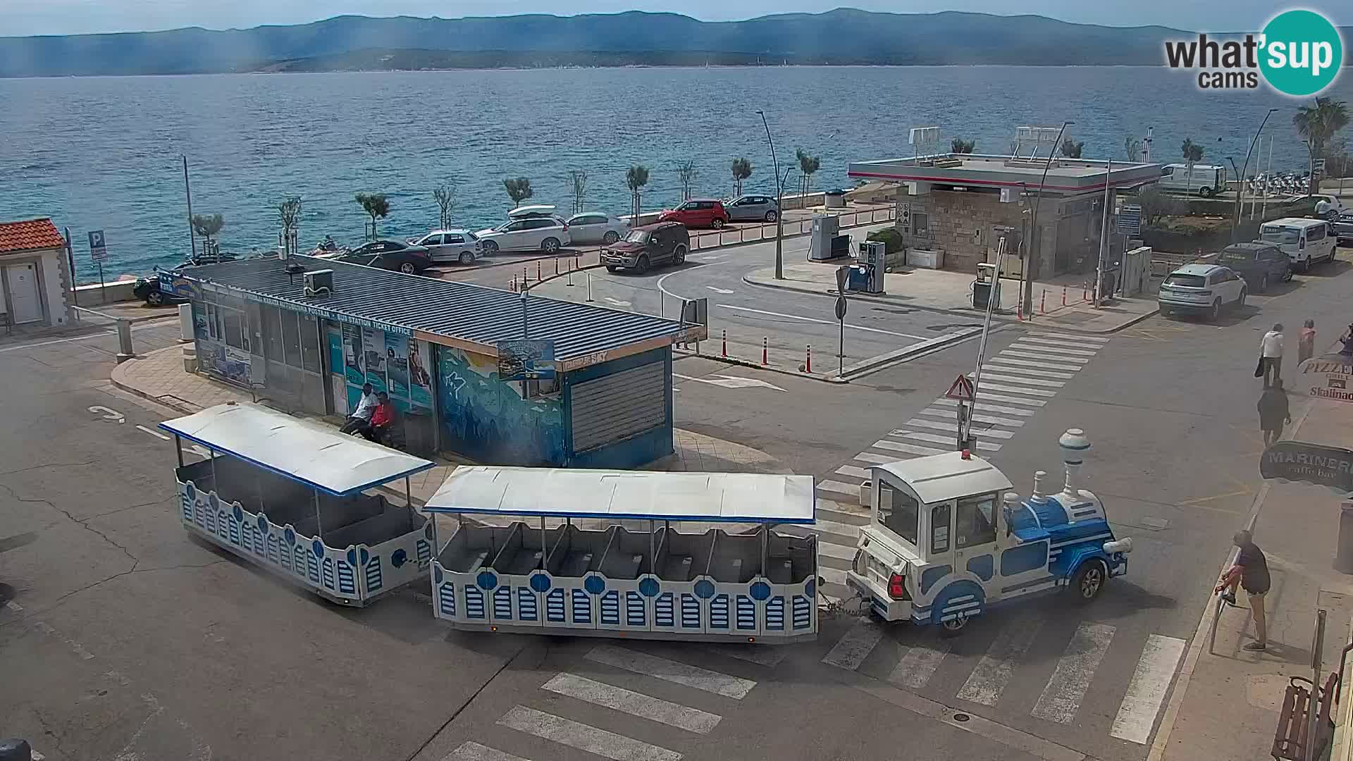 Spletna kamera Bol – Center mesta in marina v živo