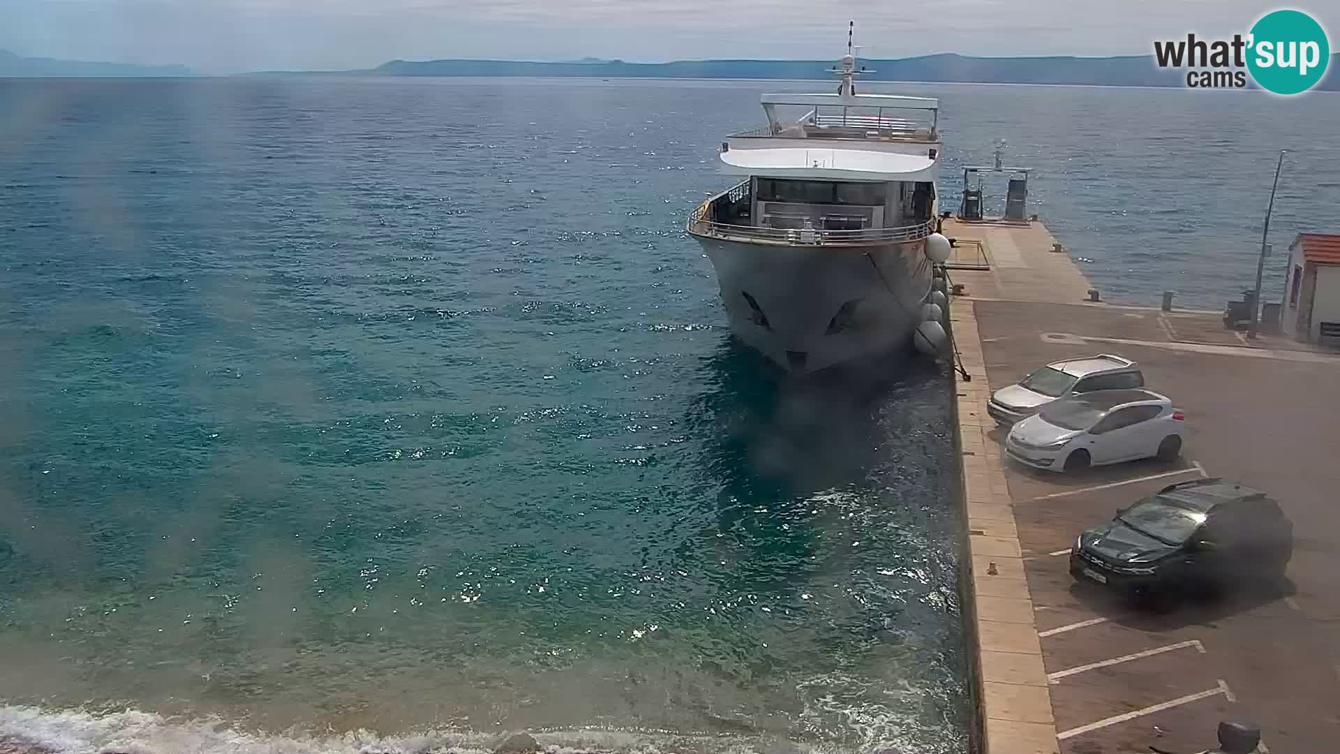 Spletna kamera Bol – Center mesta in marina v živo