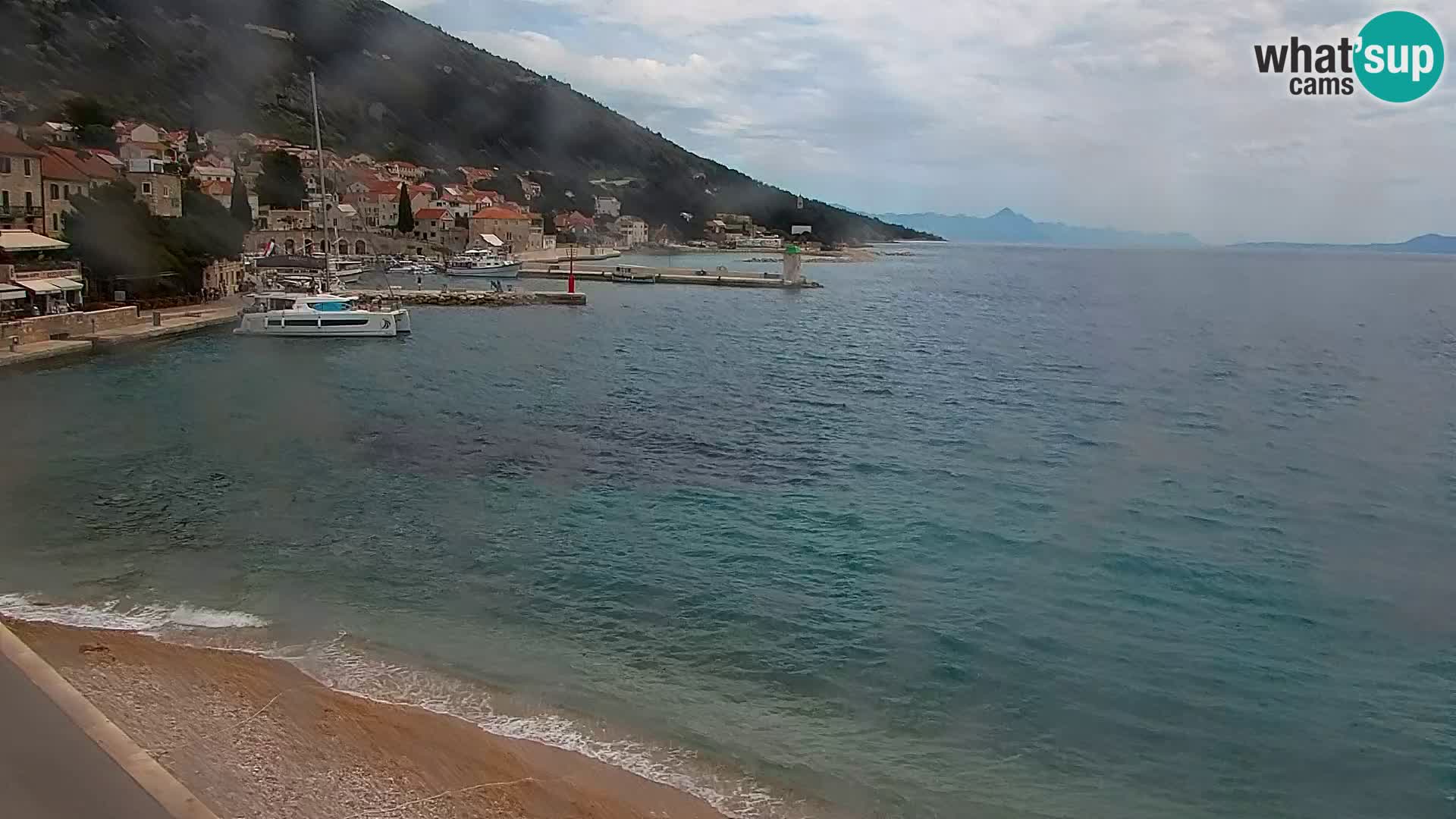 Web kamera Bol – Centar mjesta i marina | Pogled uživo