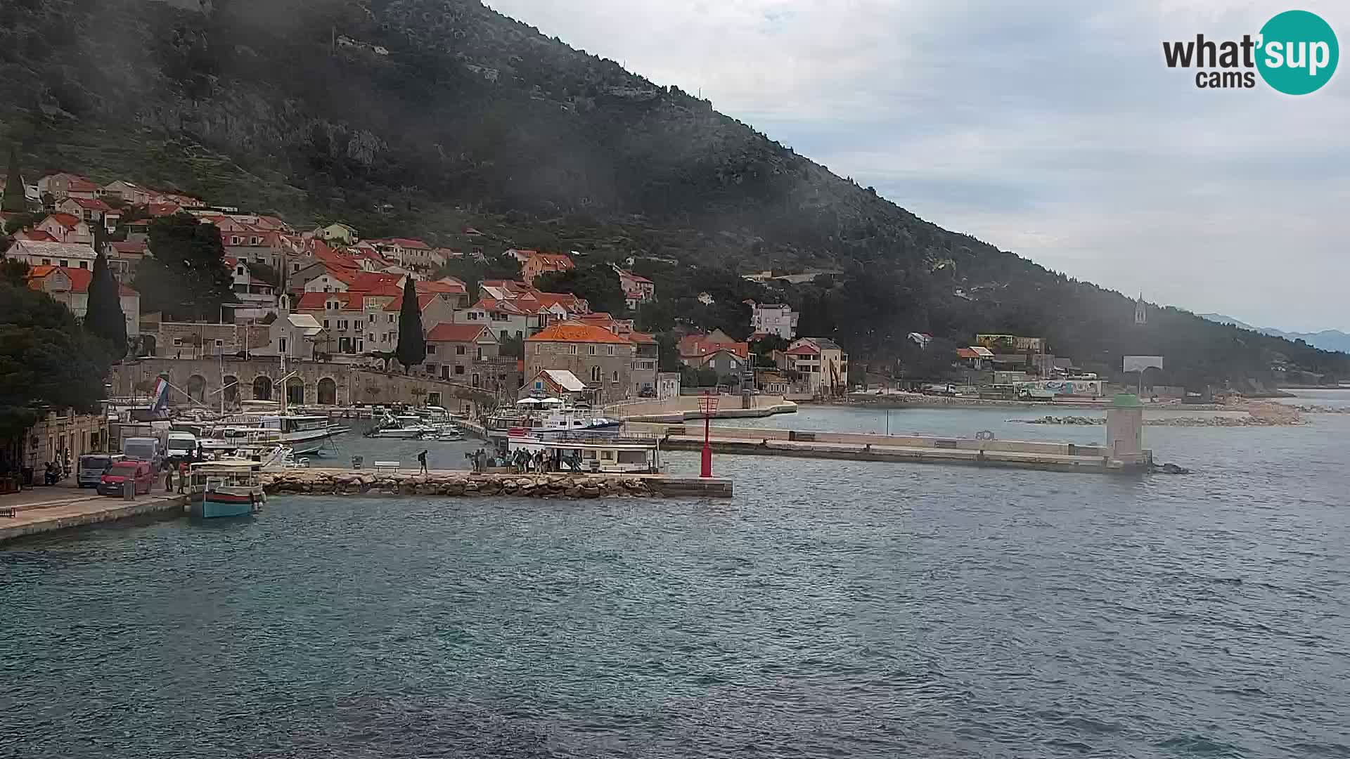 Spletna kamera Bol – Center mesta in marina v živo
