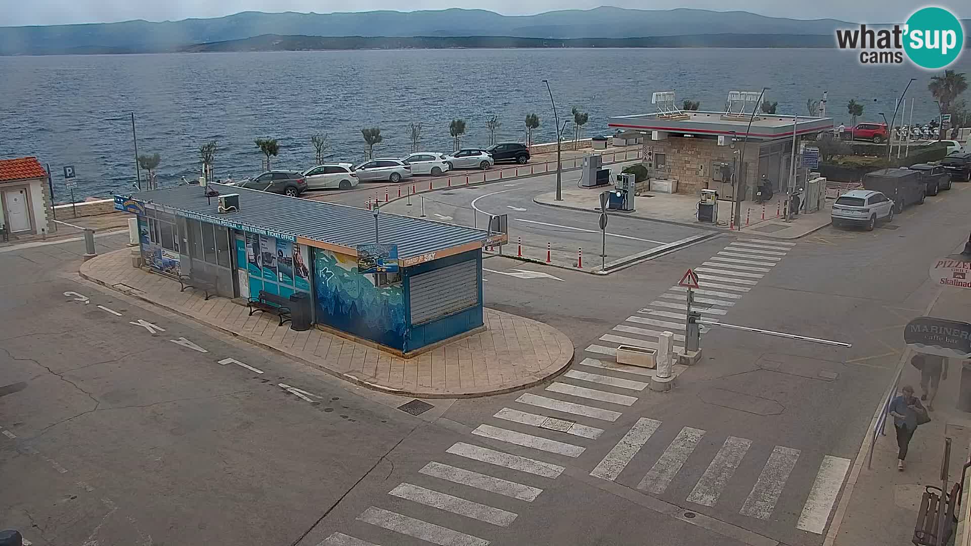 Spletna kamera Bol – Center mesta in marina v živo