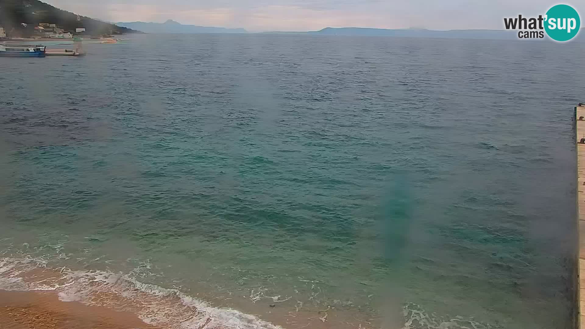 Spletna kamera Bol – Center mesta in marina v živo