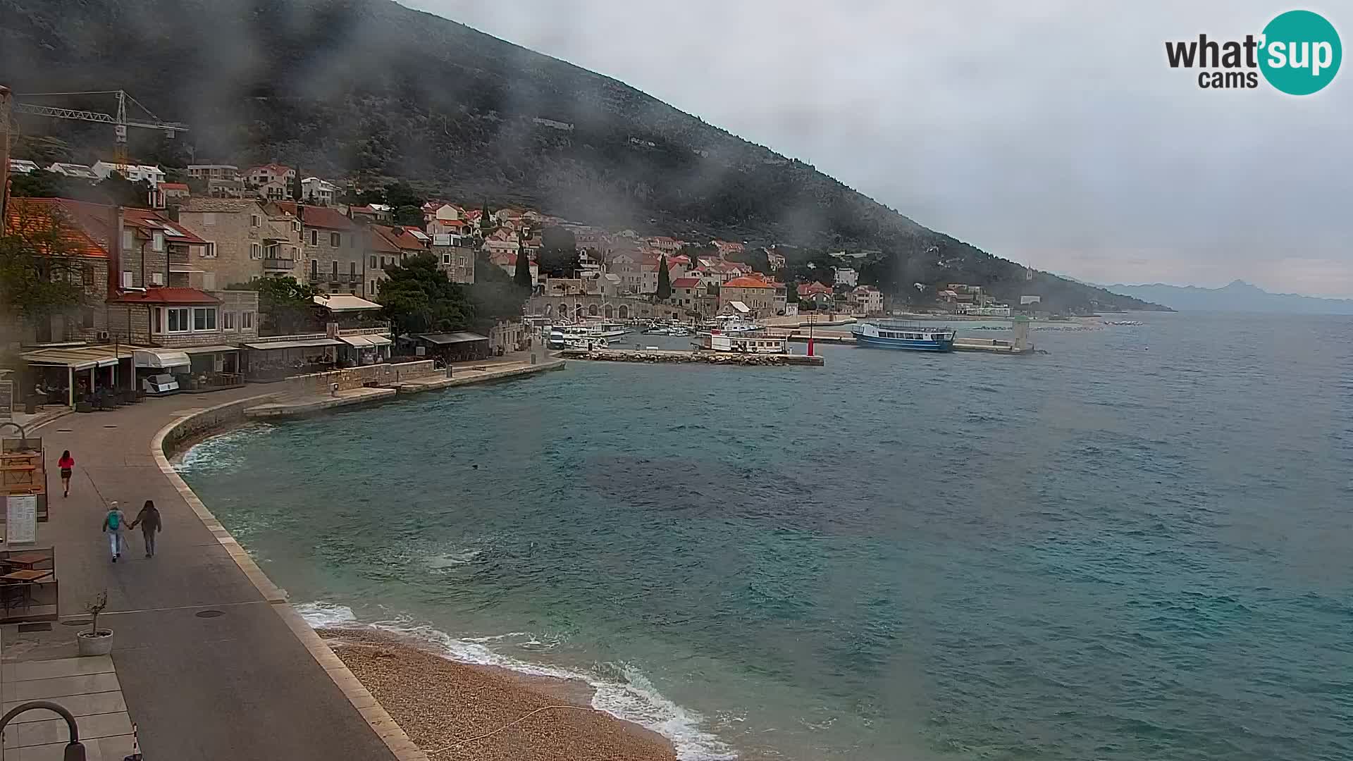 Spletna kamera Bol – Center mesta in marina v živo