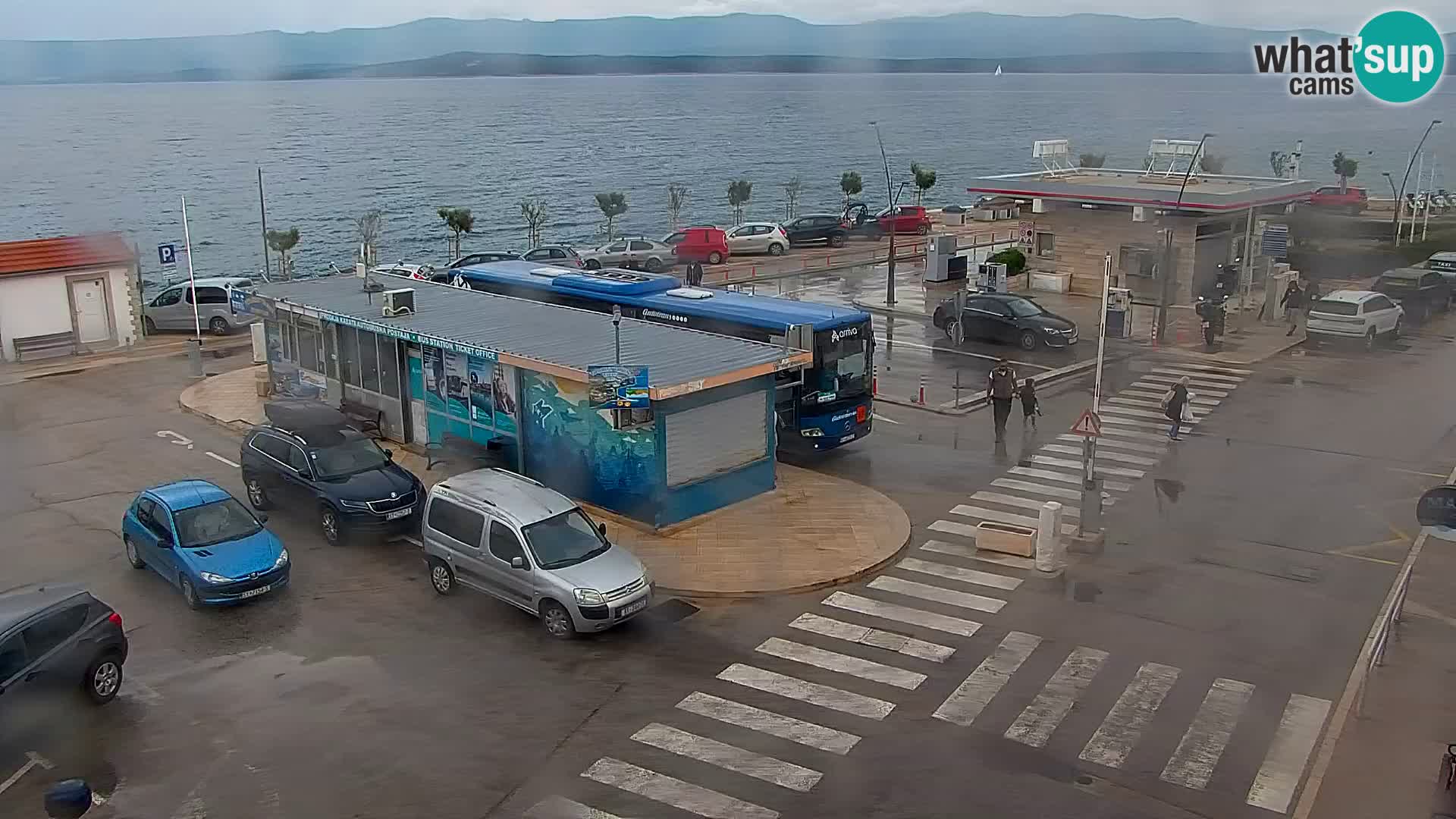 Spletna kamera Bol – Center mesta in marina v živo