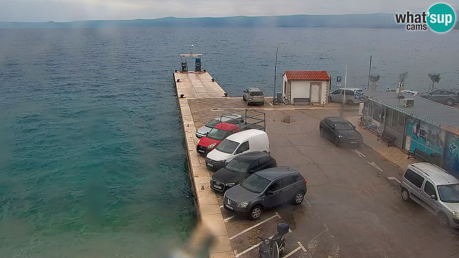 Spletna kamera Bol – Center mesta in marina v živo