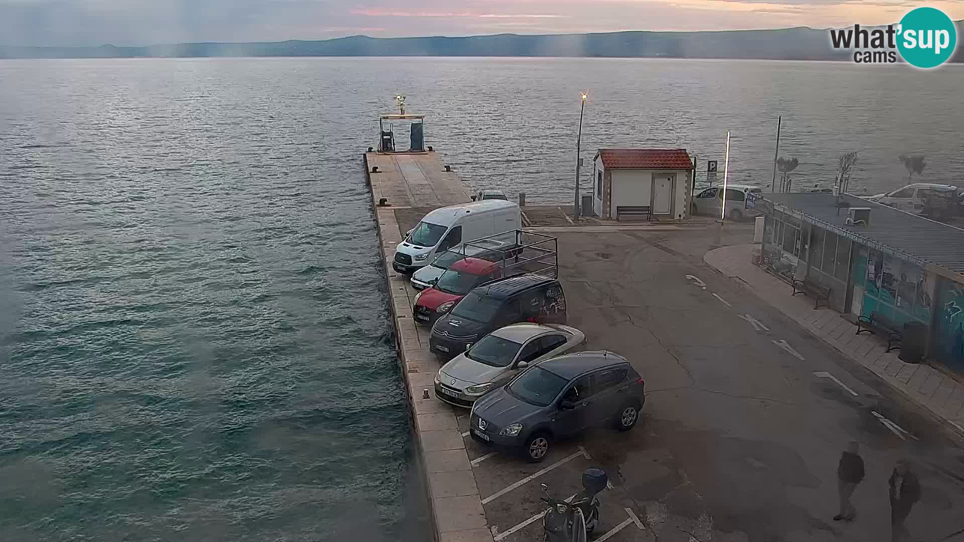 Spletna kamera Bol – Center mesta in marina v živo