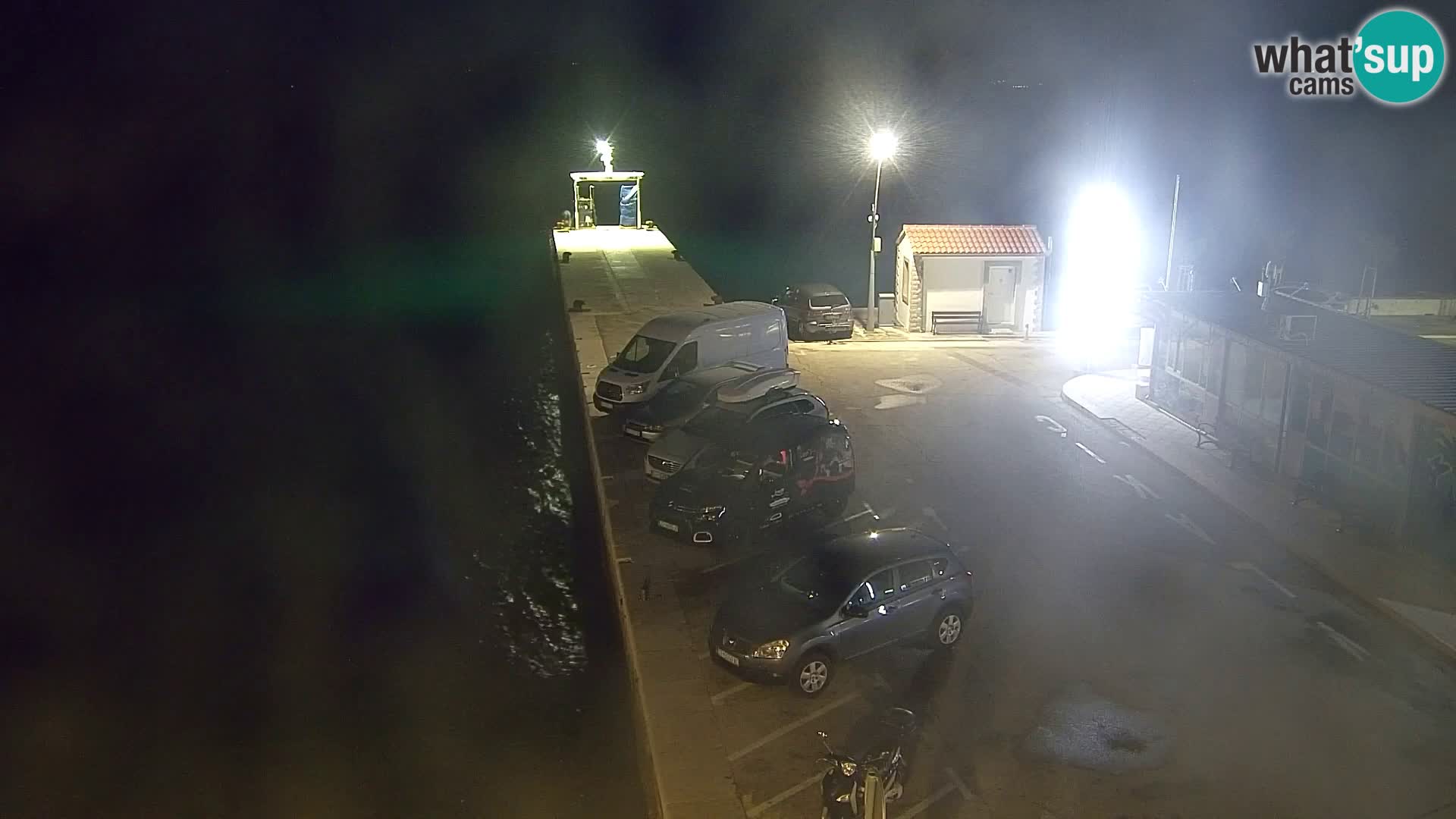 Spletna kamera Bol – Center mesta in marina v živo