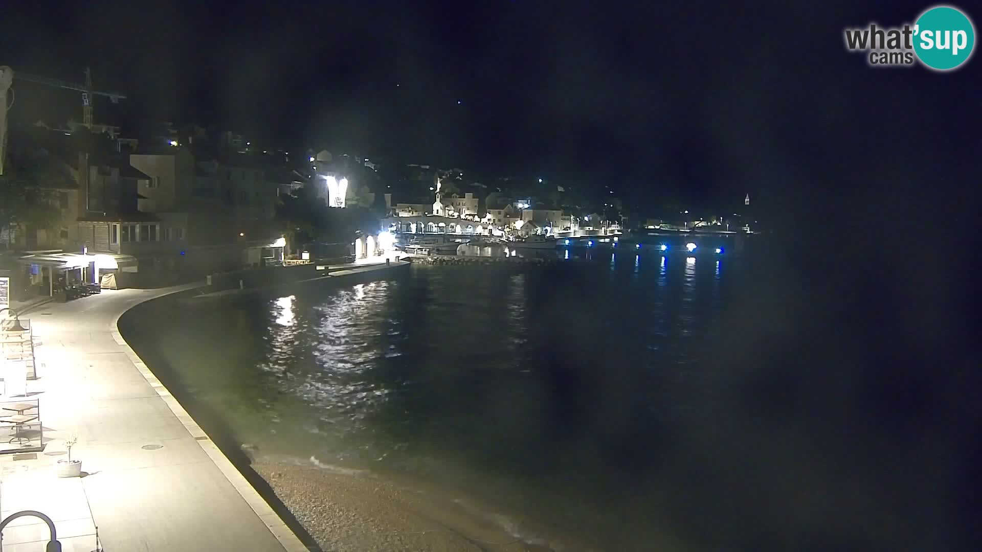 Spletna kamera Bol – Center mesta in marina v živo