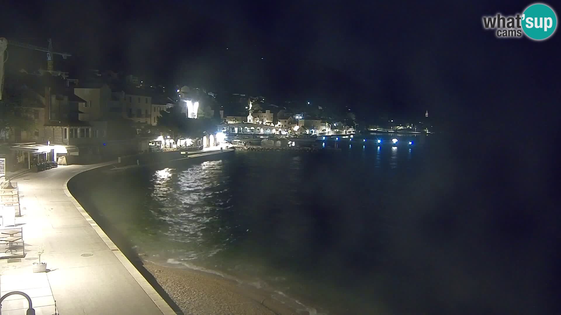 Spletna kamera Bol – Center mesta in marina v živo