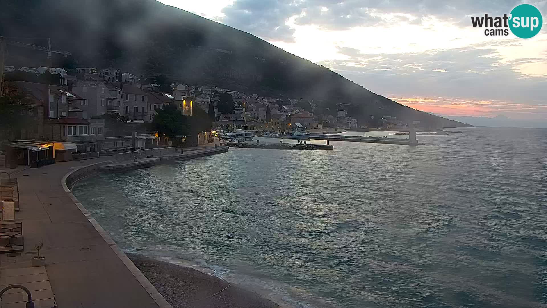 Spletna kamera Bol – Center mesta in marina v živo