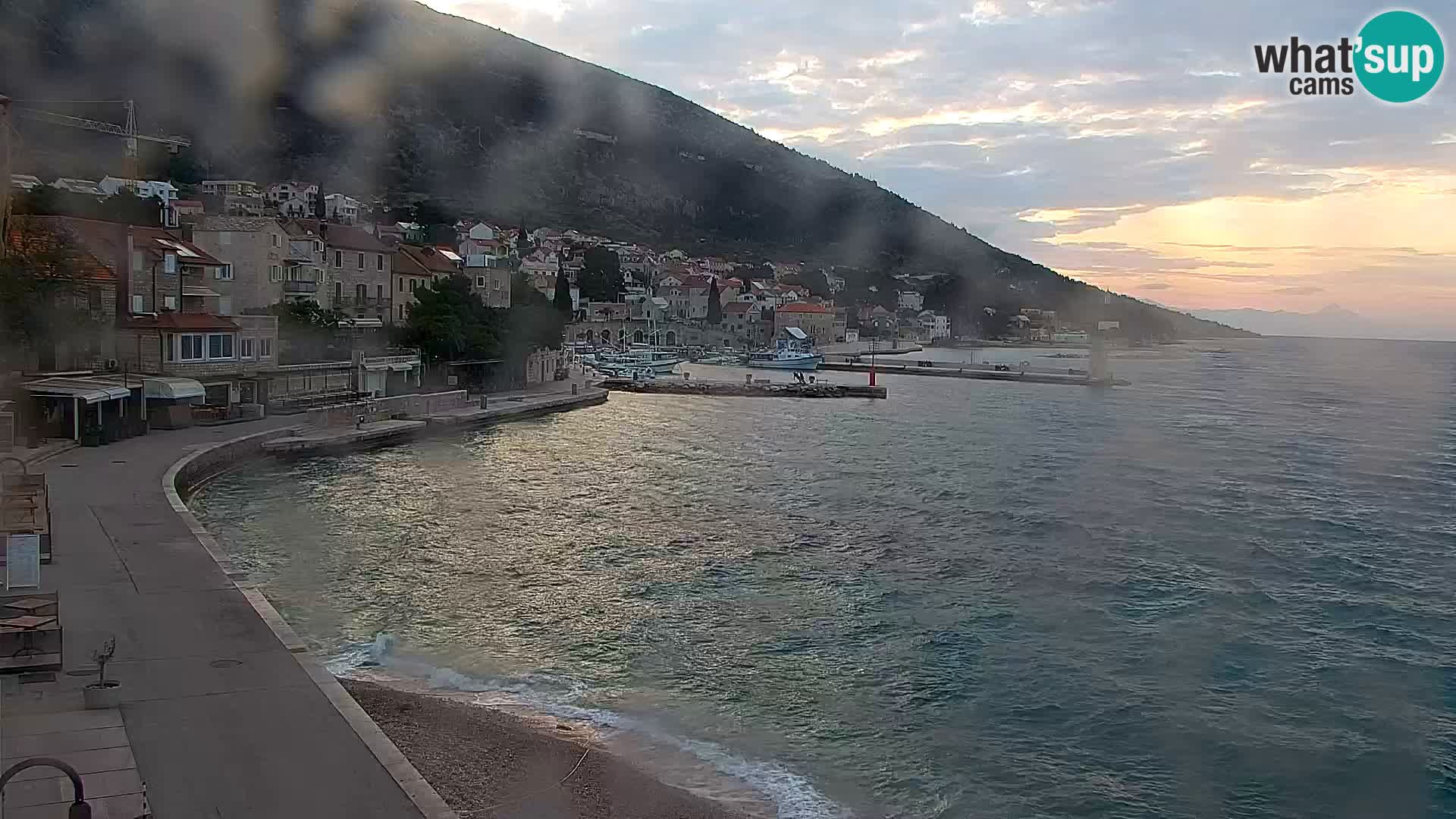Spletna kamera Bol – Center mesta in marina v živo