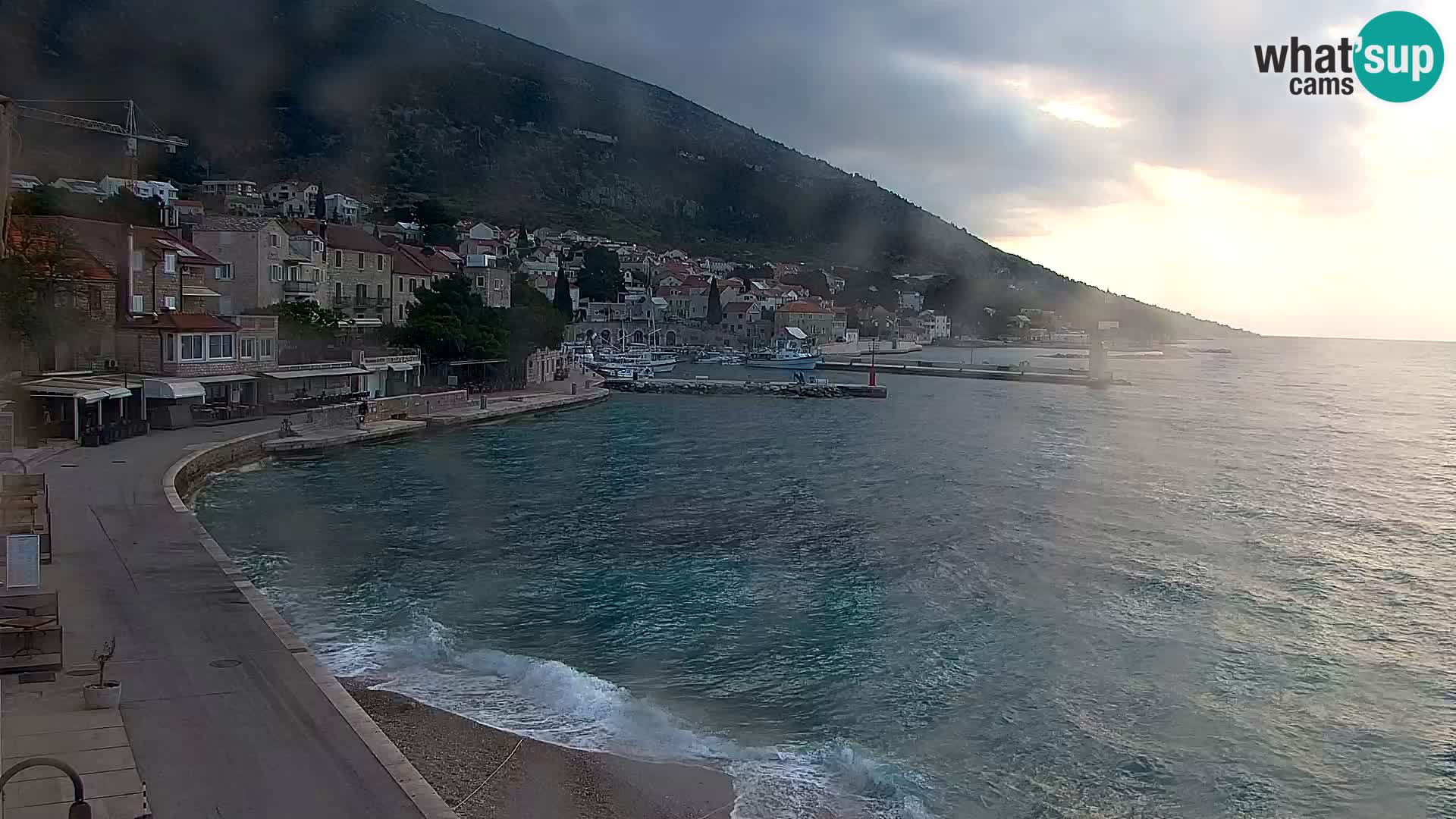 Spletna kamera Bol – Center mesta in marina v živo