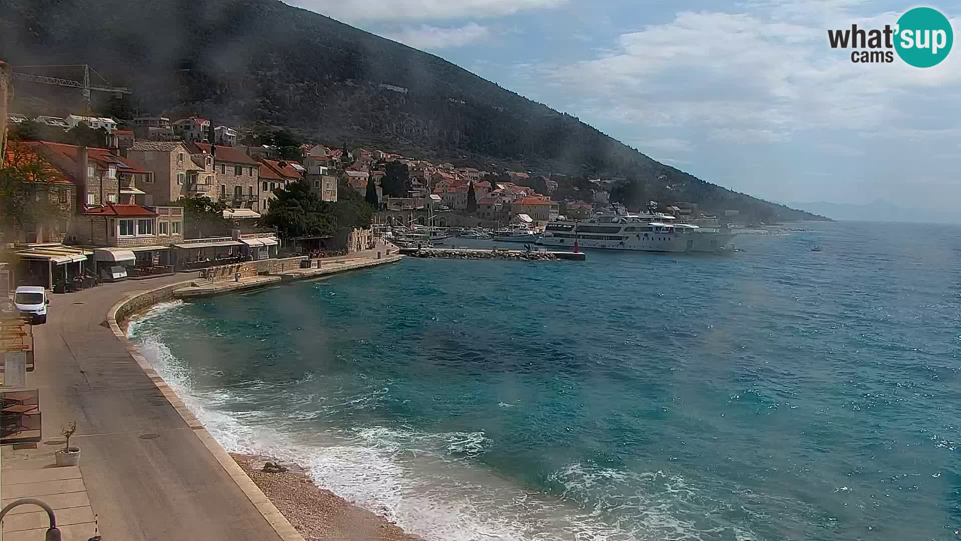 Spletna kamera Bol – Center mesta in marina v živo