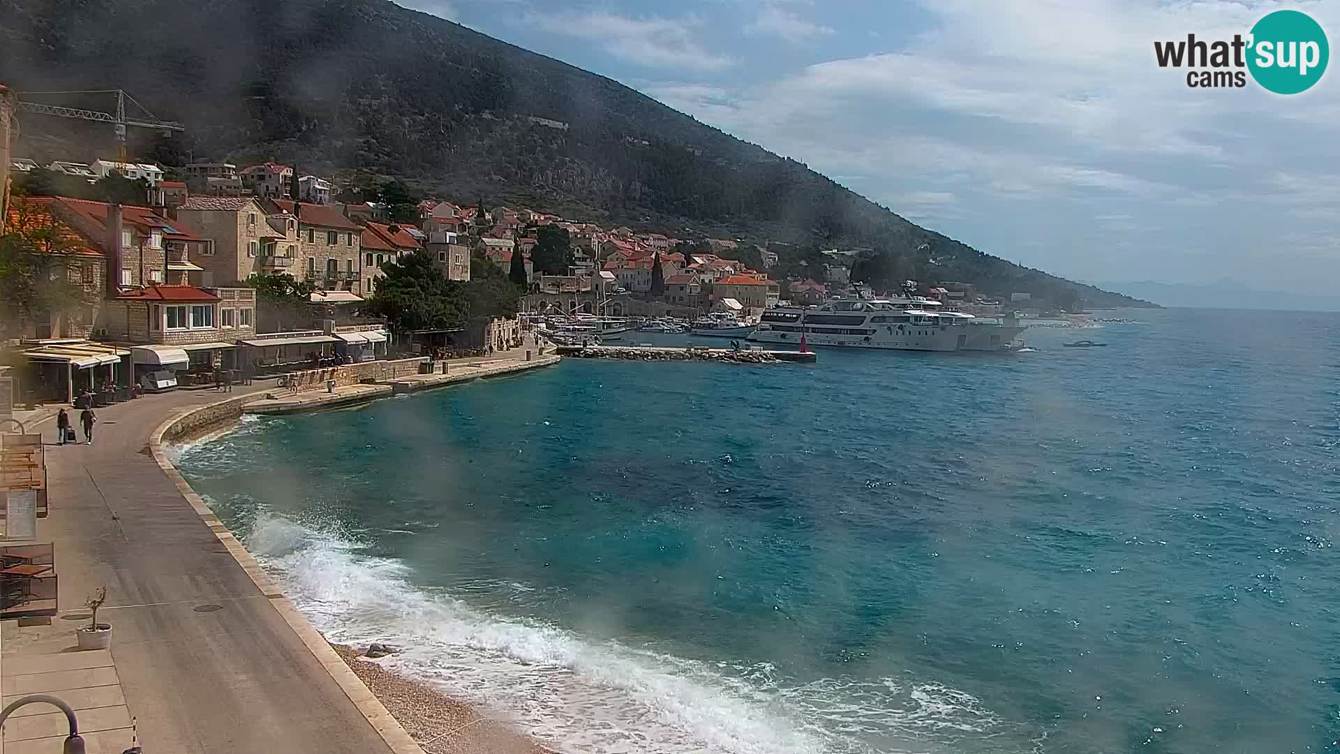 Spletna kamera Bol – Center mesta in marina v živo