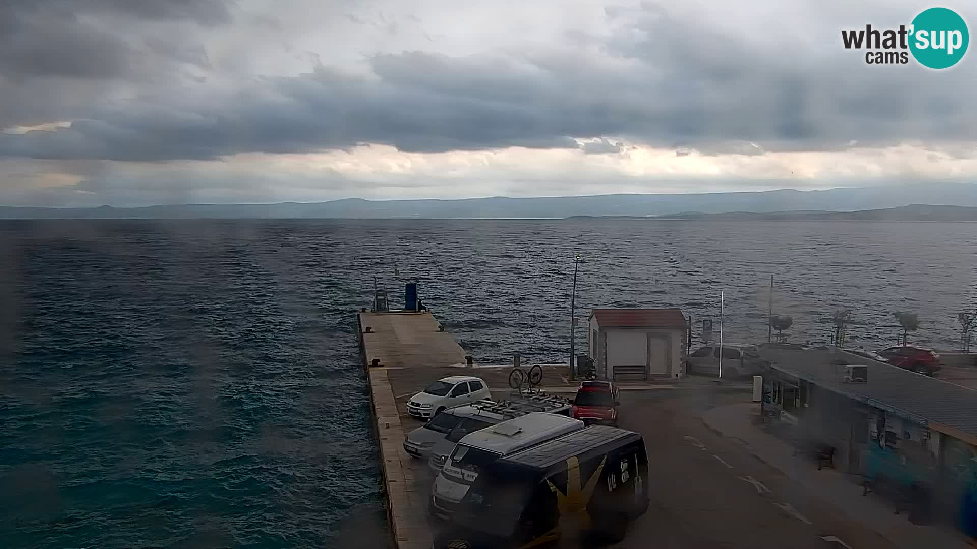 Spletna kamera Bol – Center mesta in marina v živo