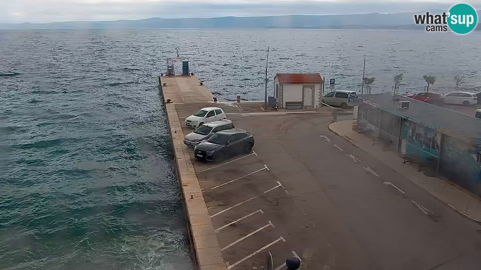 Spletna kamera Bol – Center mesta in marina v živo