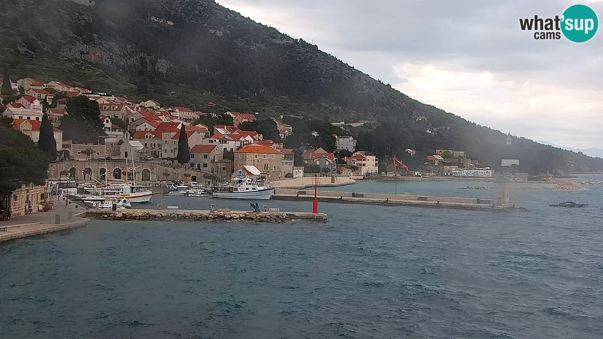 Spletna kamera Bol – Center mesta in marina v živo