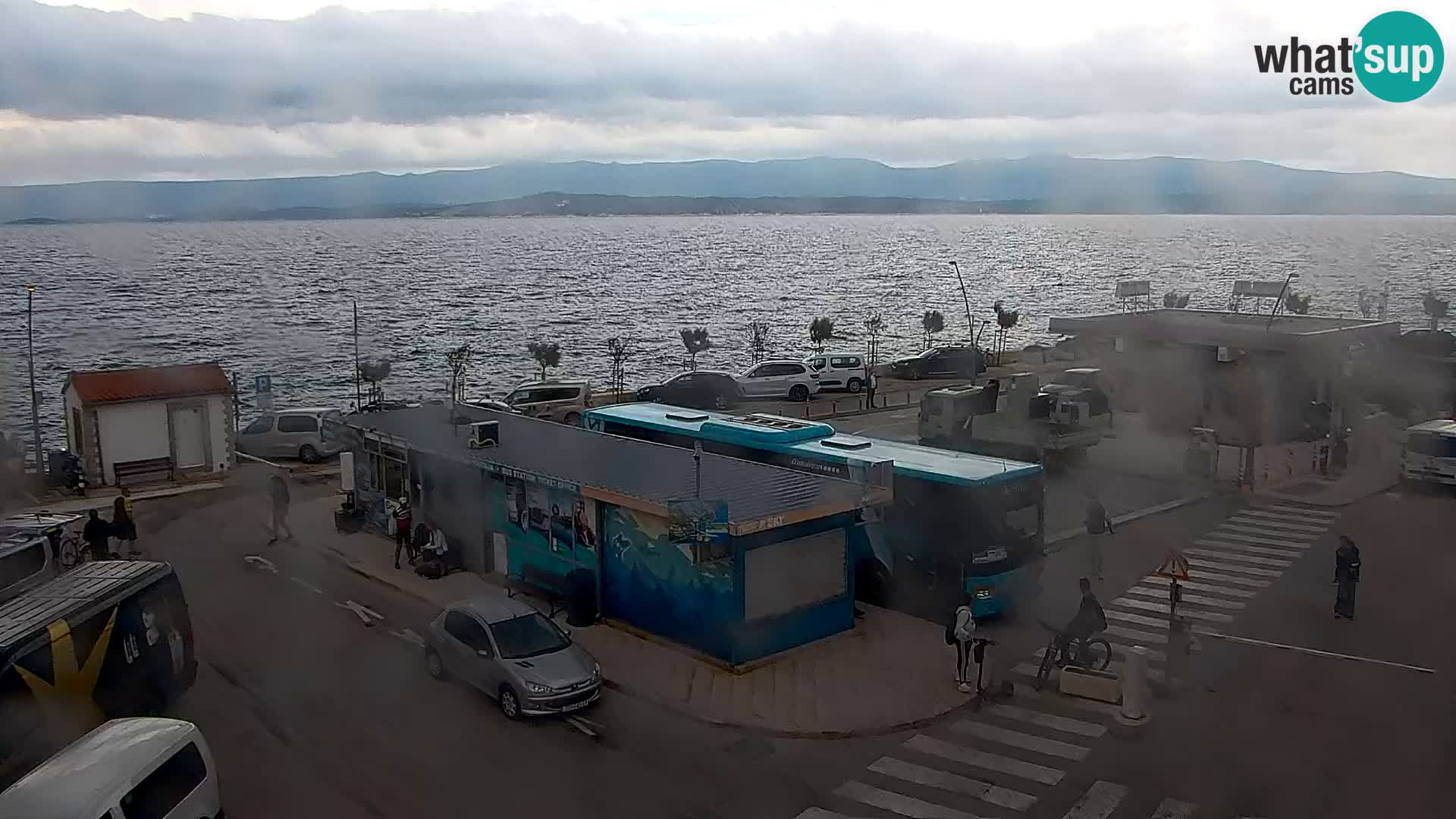 Spletna kamera Bol – Center mesta in marina v živo