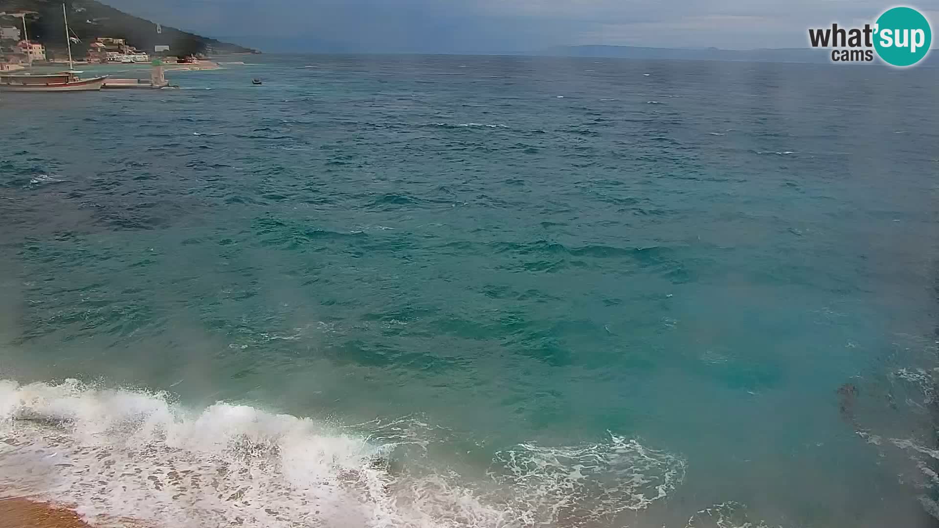 Spletna kamera Bol – Center mesta in marina v živo