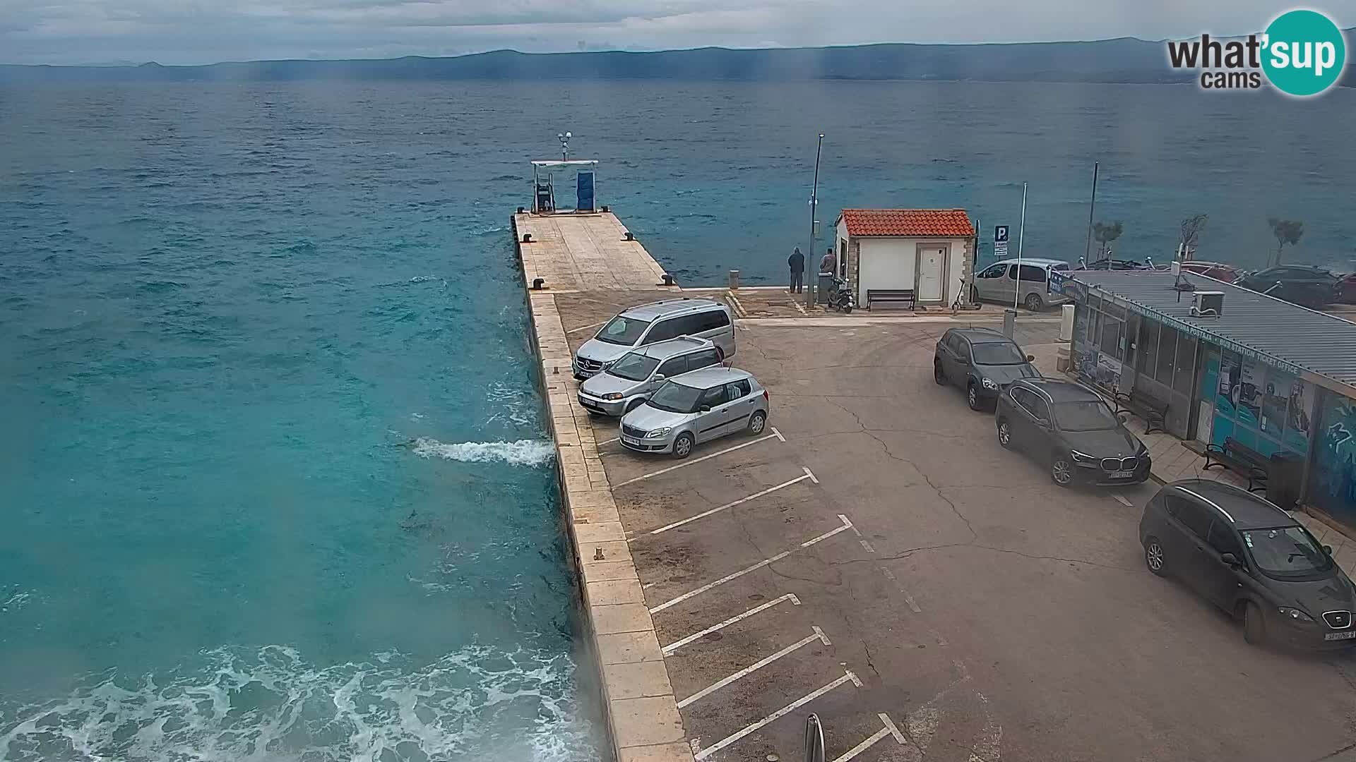 Spletna kamera Bol – Center mesta in marina v živo
