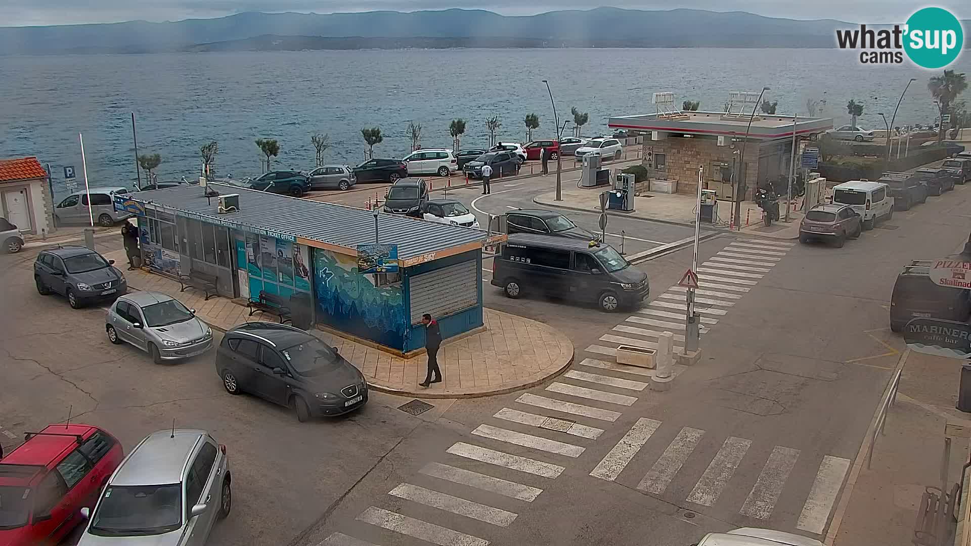 Spletna kamera Bol – Center mesta in marina v živo