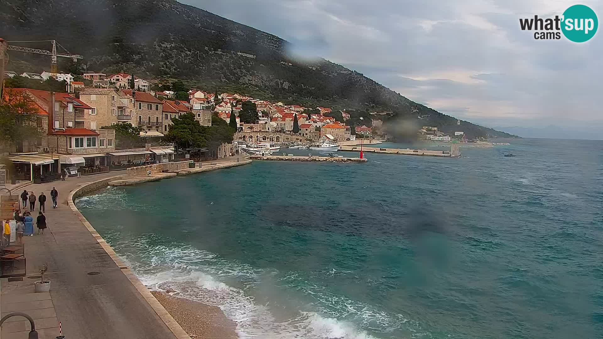 Spletna kamera Bol – Center mesta in marina v živo