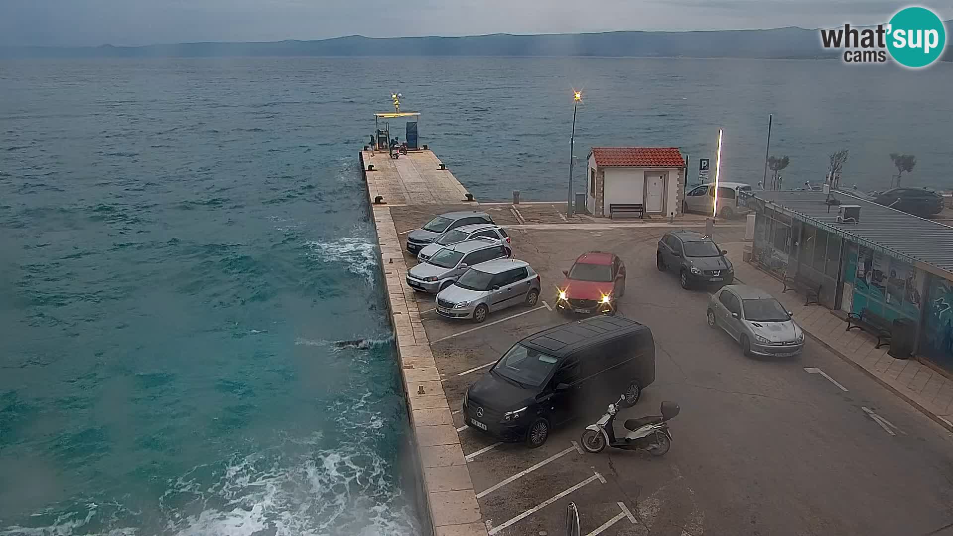 Spletna kamera Bol – Center mesta in marina v živo