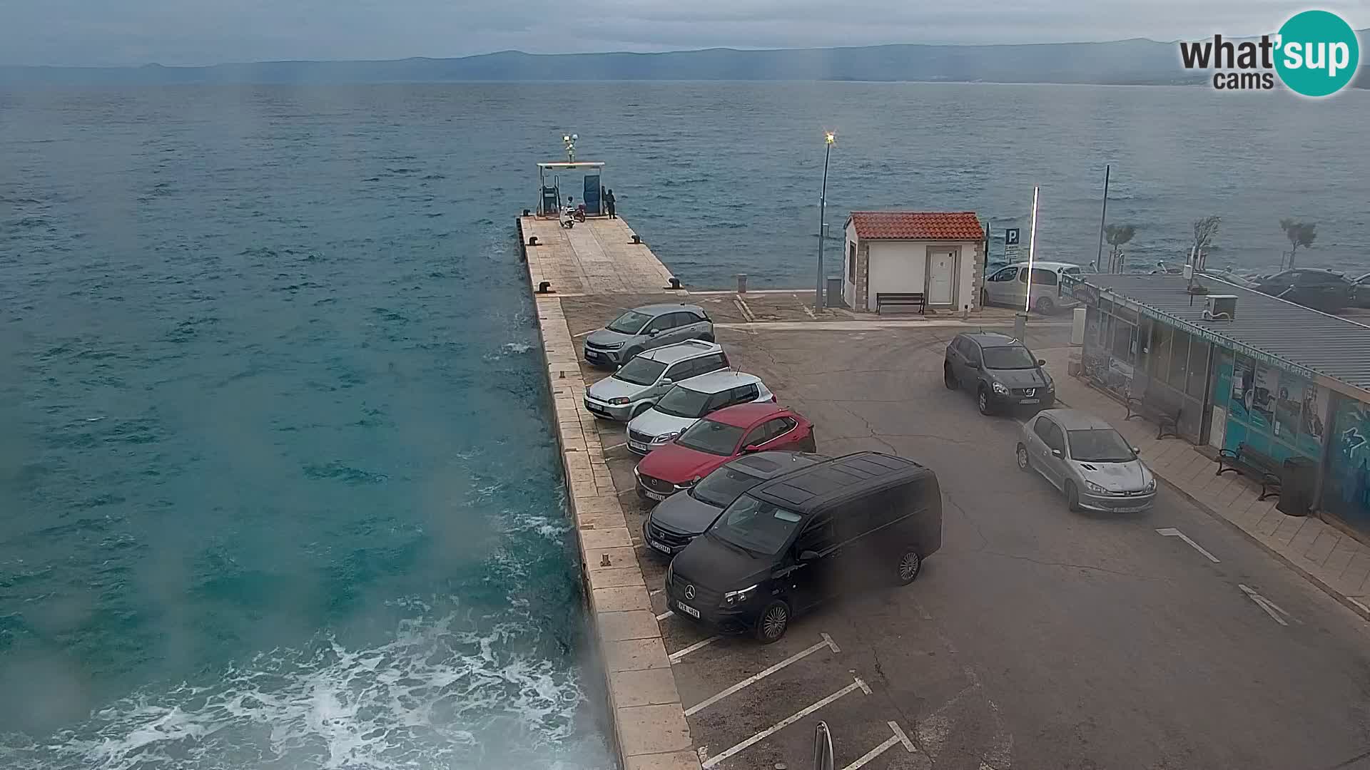 Spletna kamera Bol – Center mesta in marina v živo