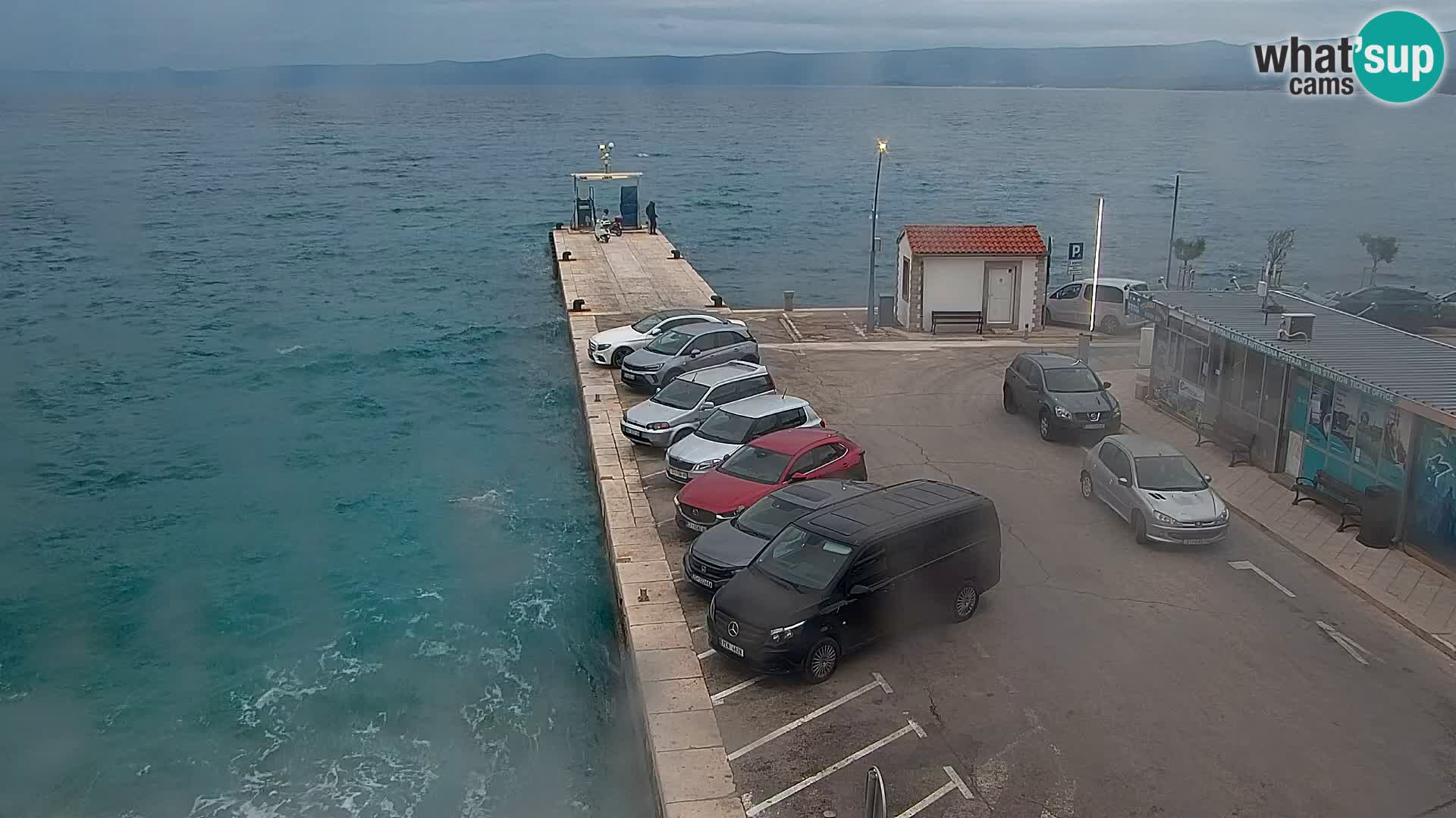 Web kamera Bol – Centar mjesta i marina | Pogled uživo