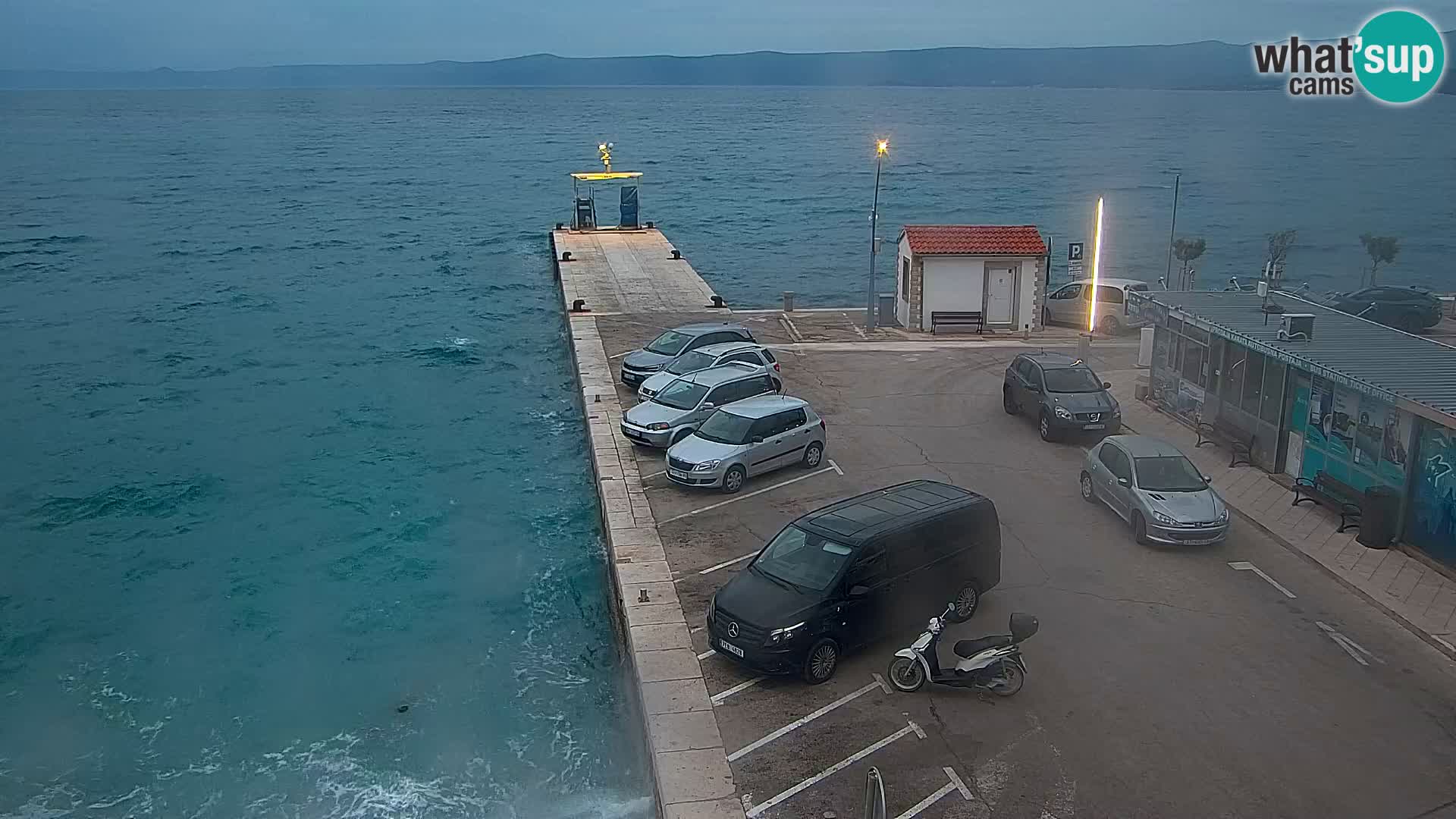 Spletna kamera Bol – Center mesta in marina v živo