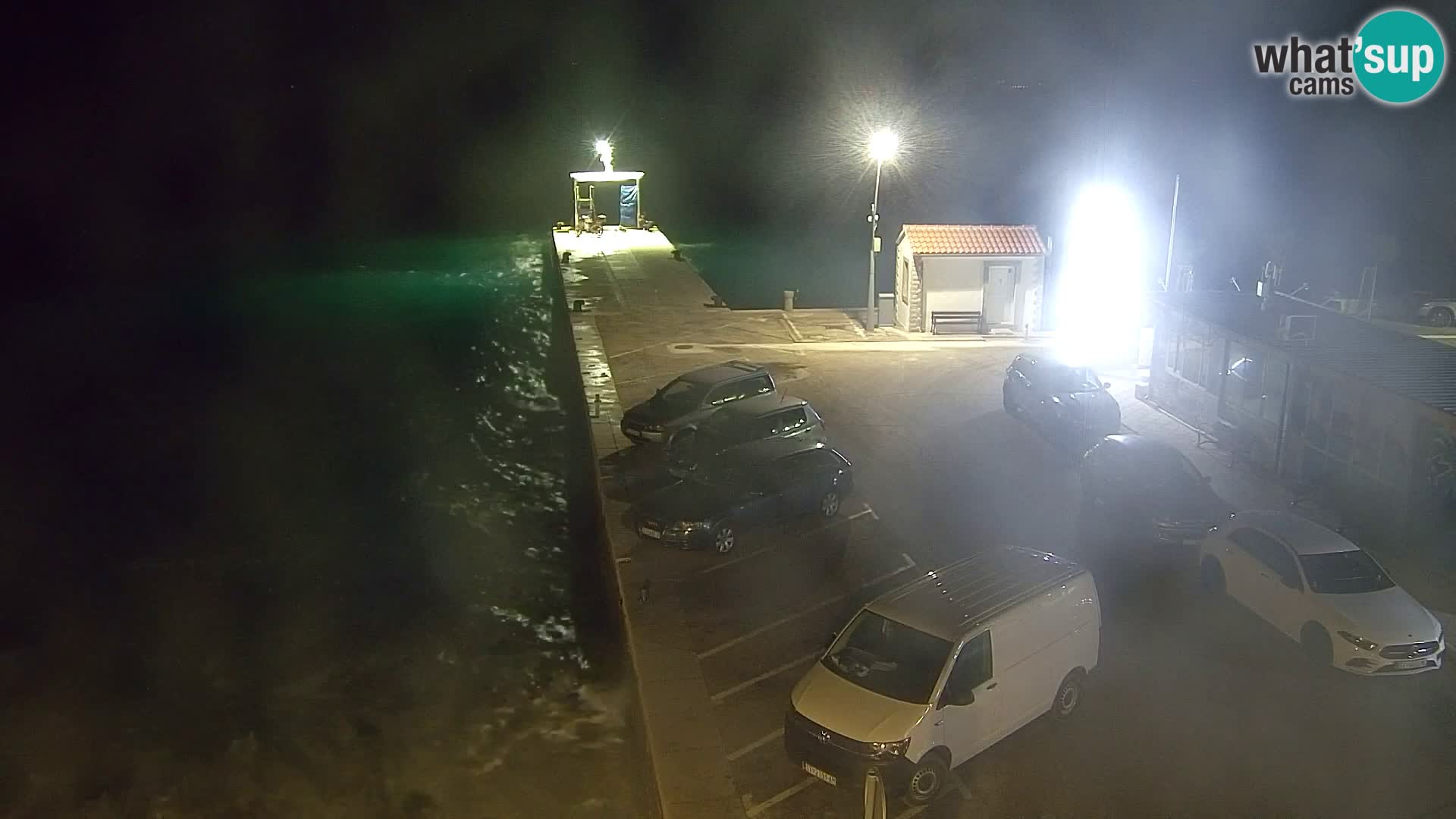 Spletna kamera Bol – Center mesta in marina v živo