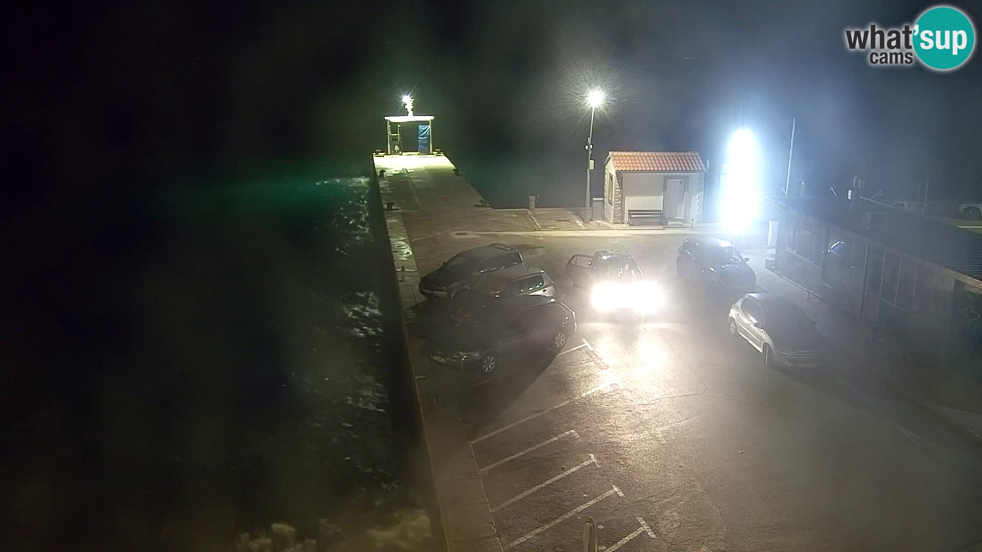 Spletna kamera Bol – Center mesta in marina v živo