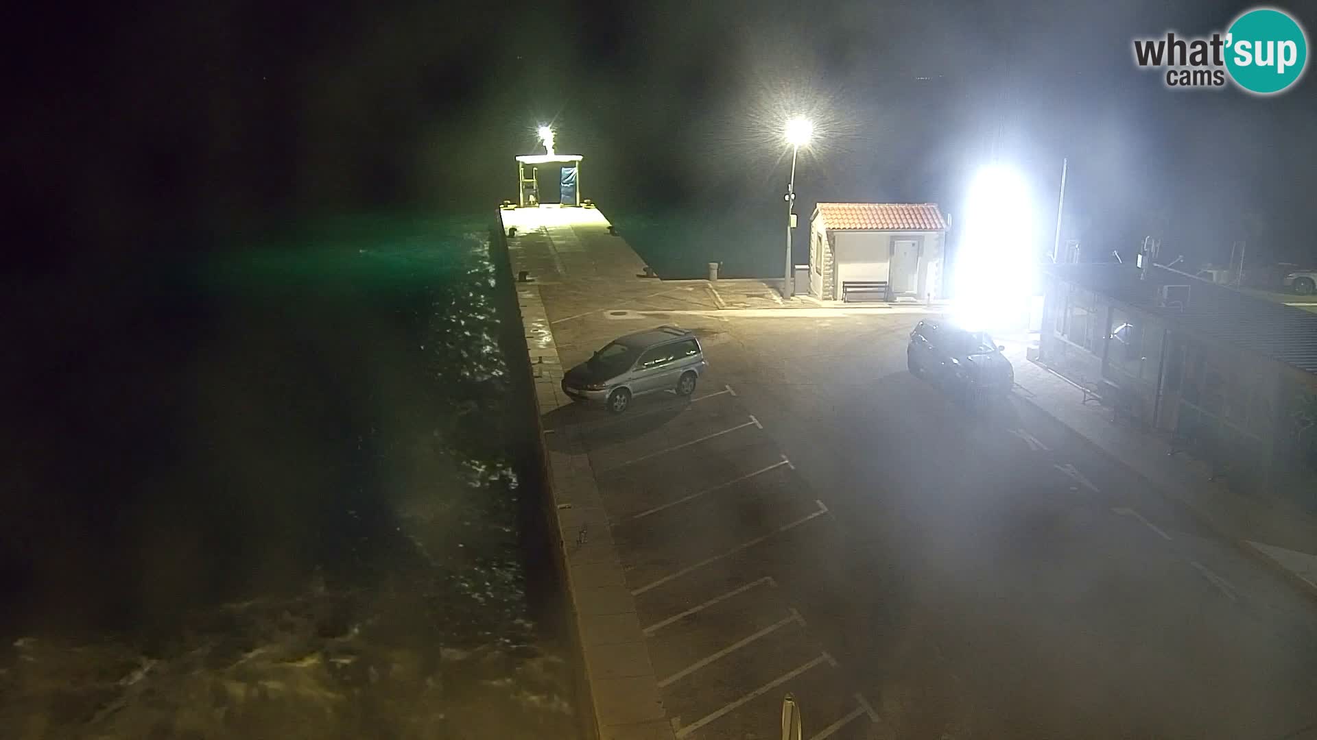 Spletna kamera Bol – Center mesta in marina v živo