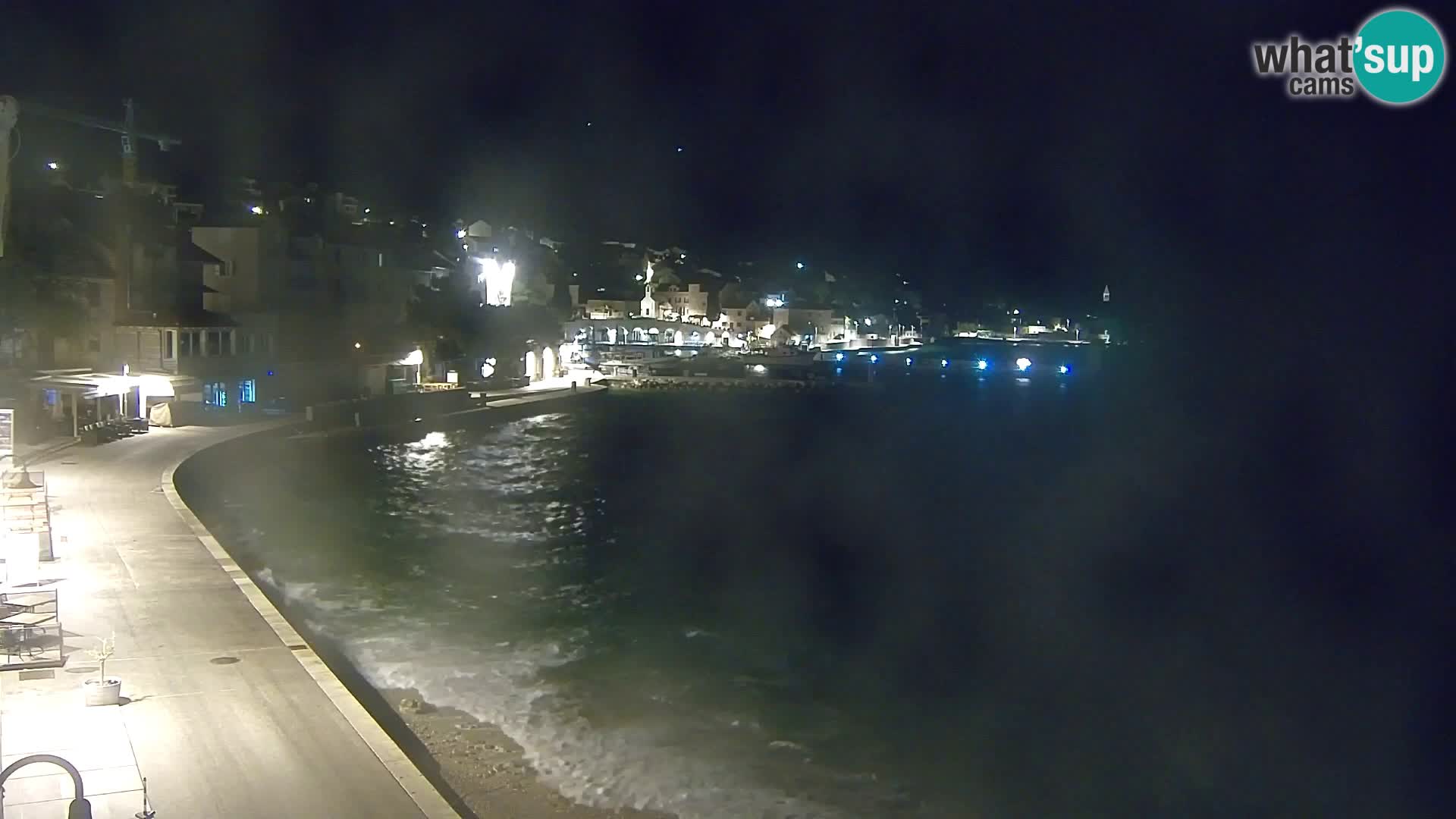 Spletna kamera Bol – Center mesta in marina v živo