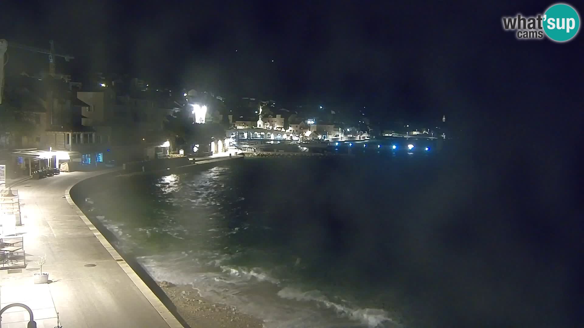 Spletna kamera Bol – Center mesta in marina v živo