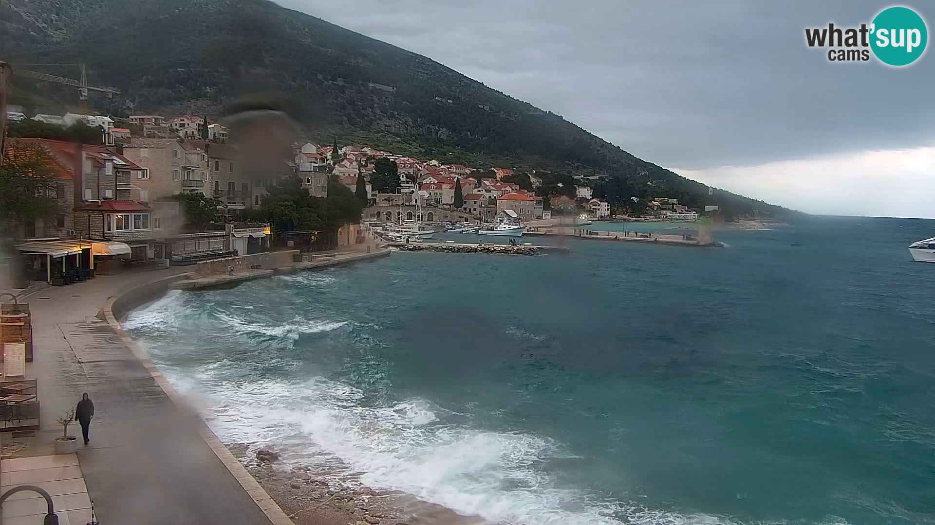 Spletna kamera Bol – Center mesta in marina v živo