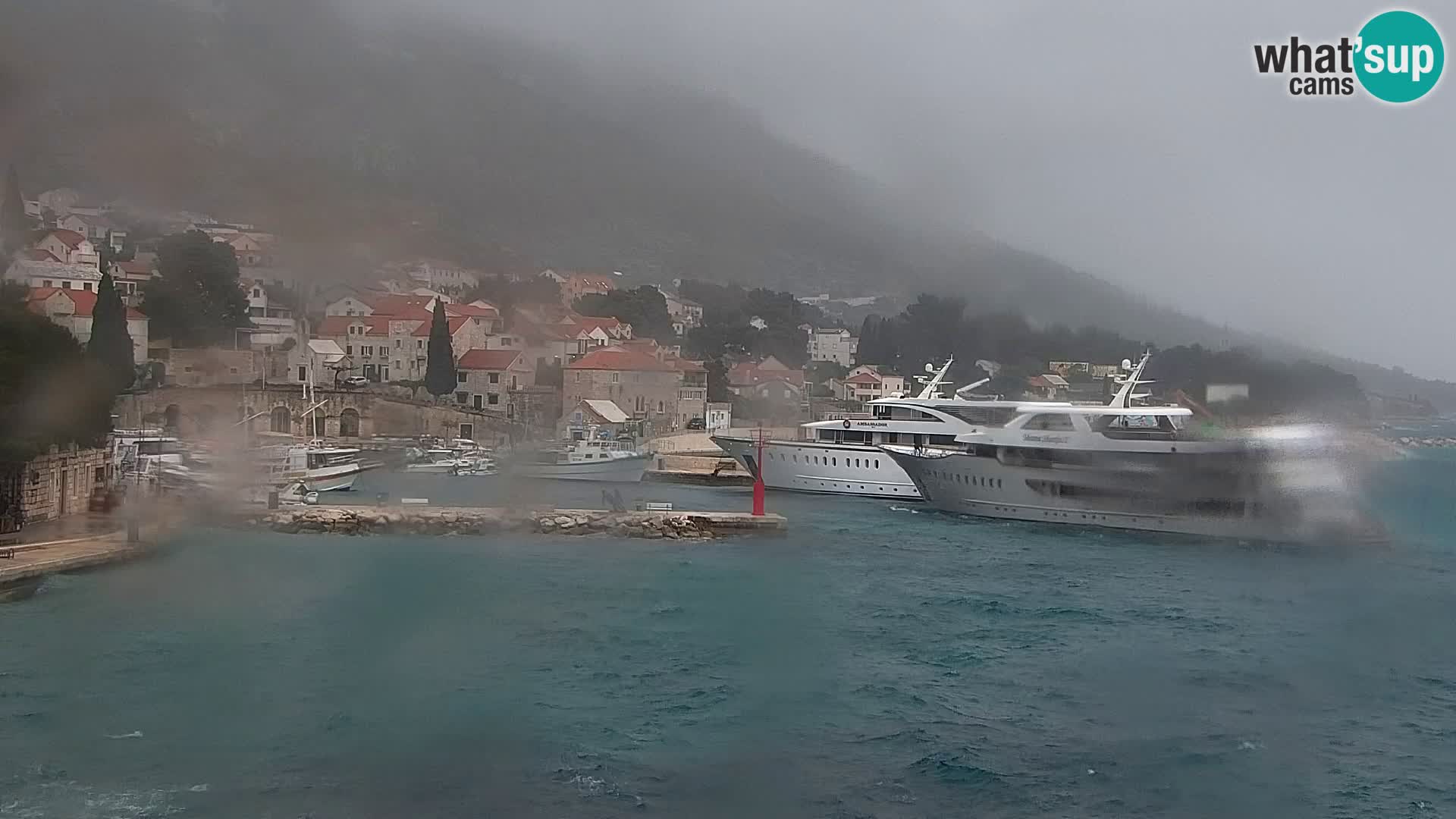 Spletna kamera Bol – Center mesta in marina v živo
