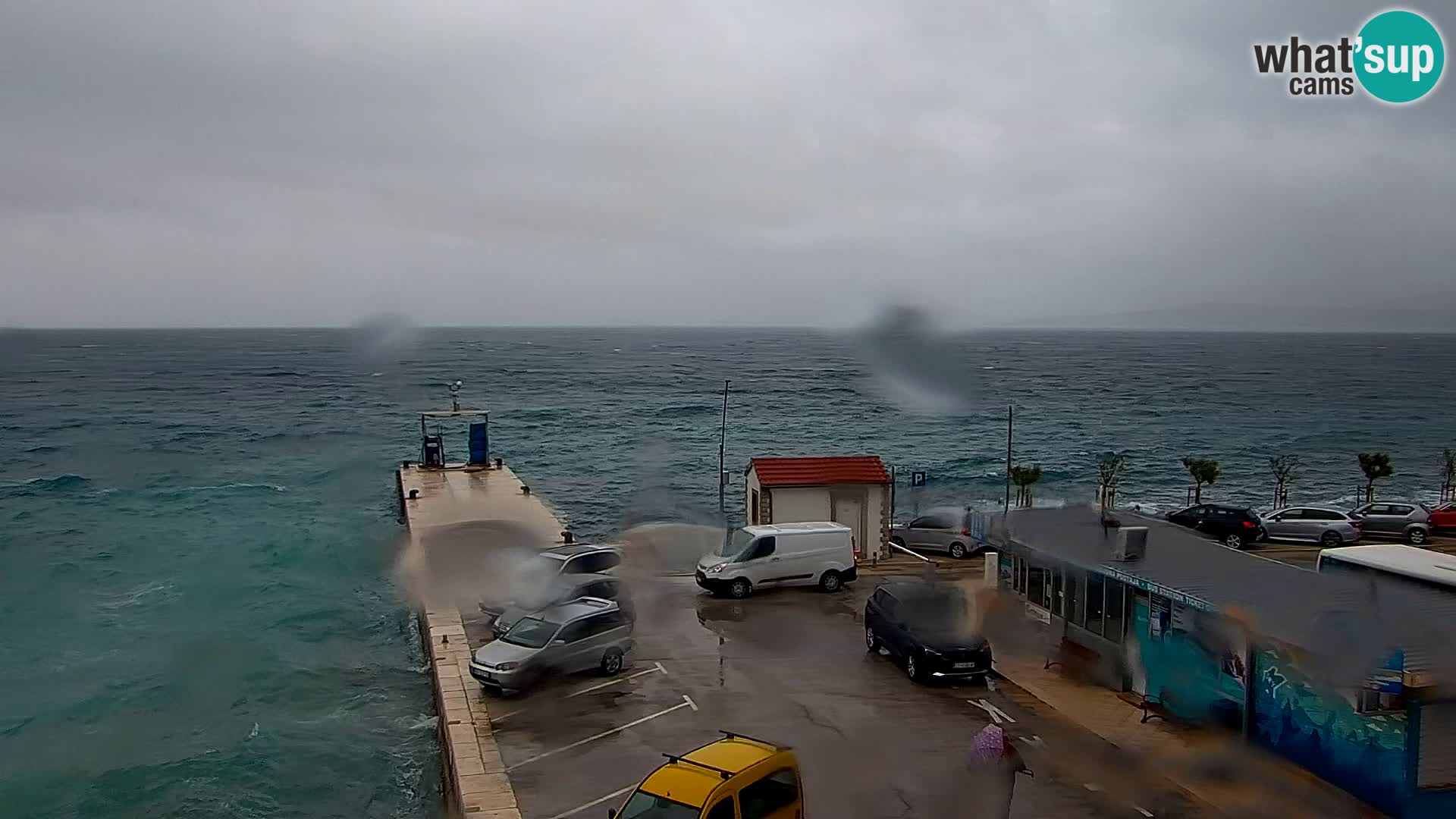 Spletna kamera Bol – Center mesta in marina v živo